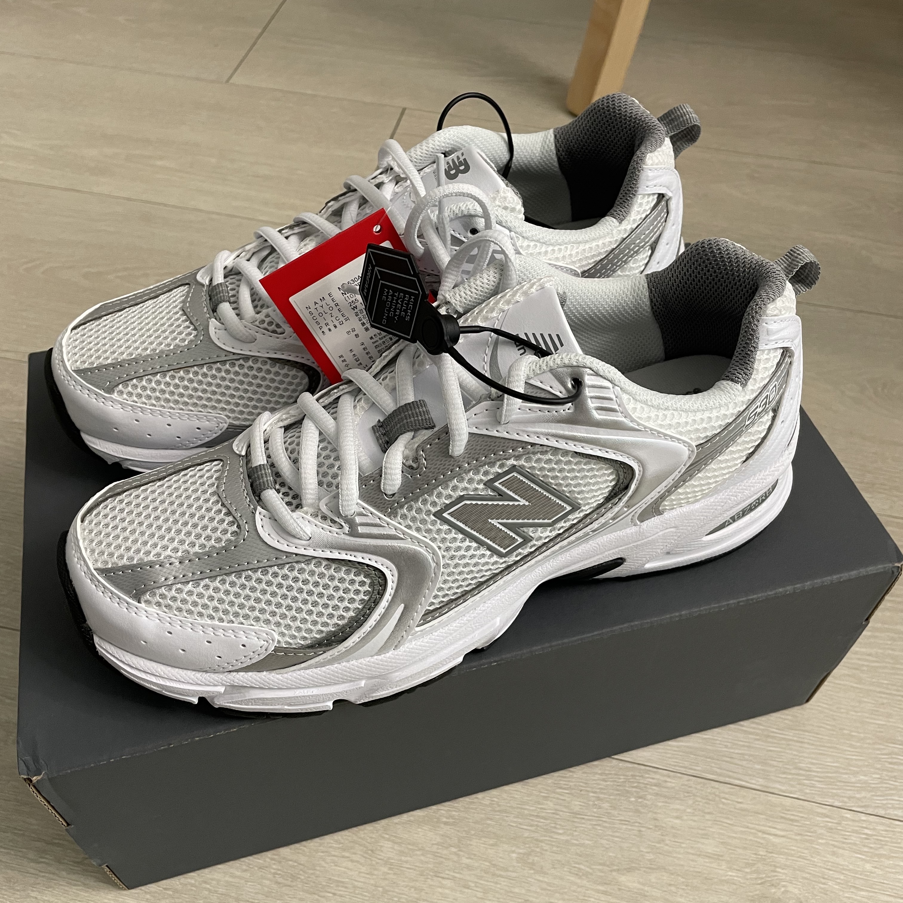 New Balance 530 White Silver 착용 스타일 - 3