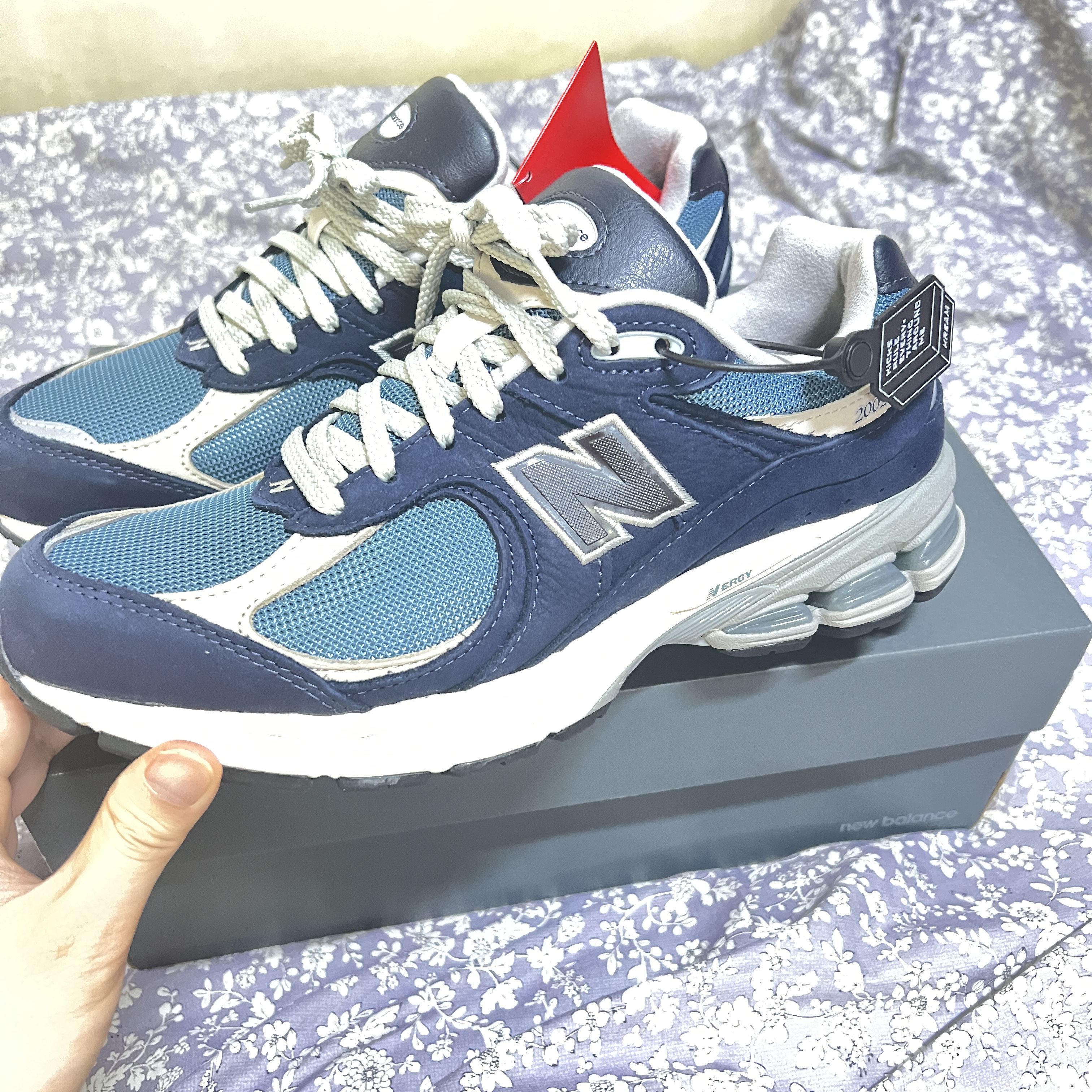 New Balance 2002R Dark Navy 착용 스타일 - 1