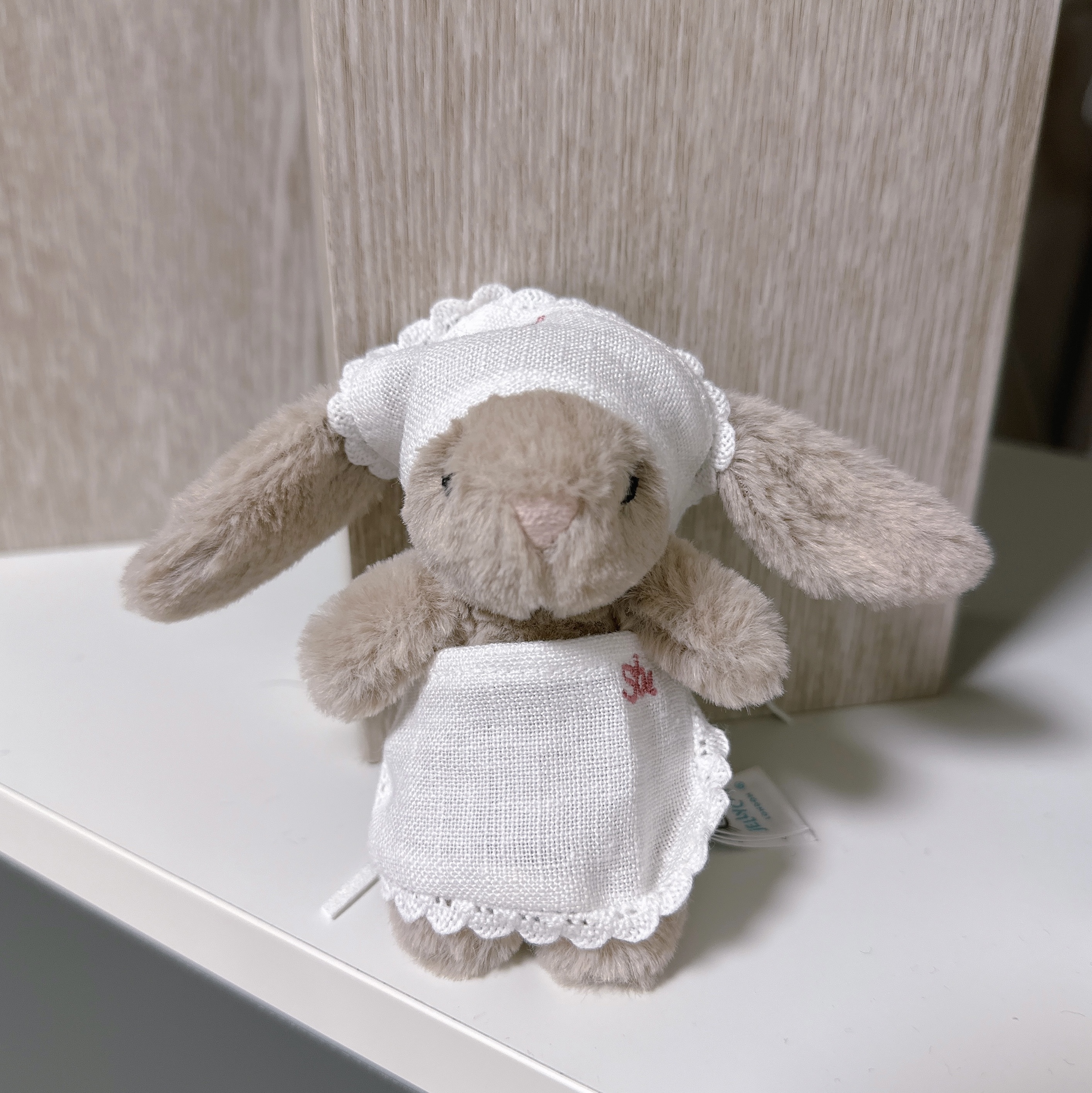 STU x Monamhee Stu's Apron, Jellycat Bashful Bunny Bag Charm Beige 착용 스타일 - 1