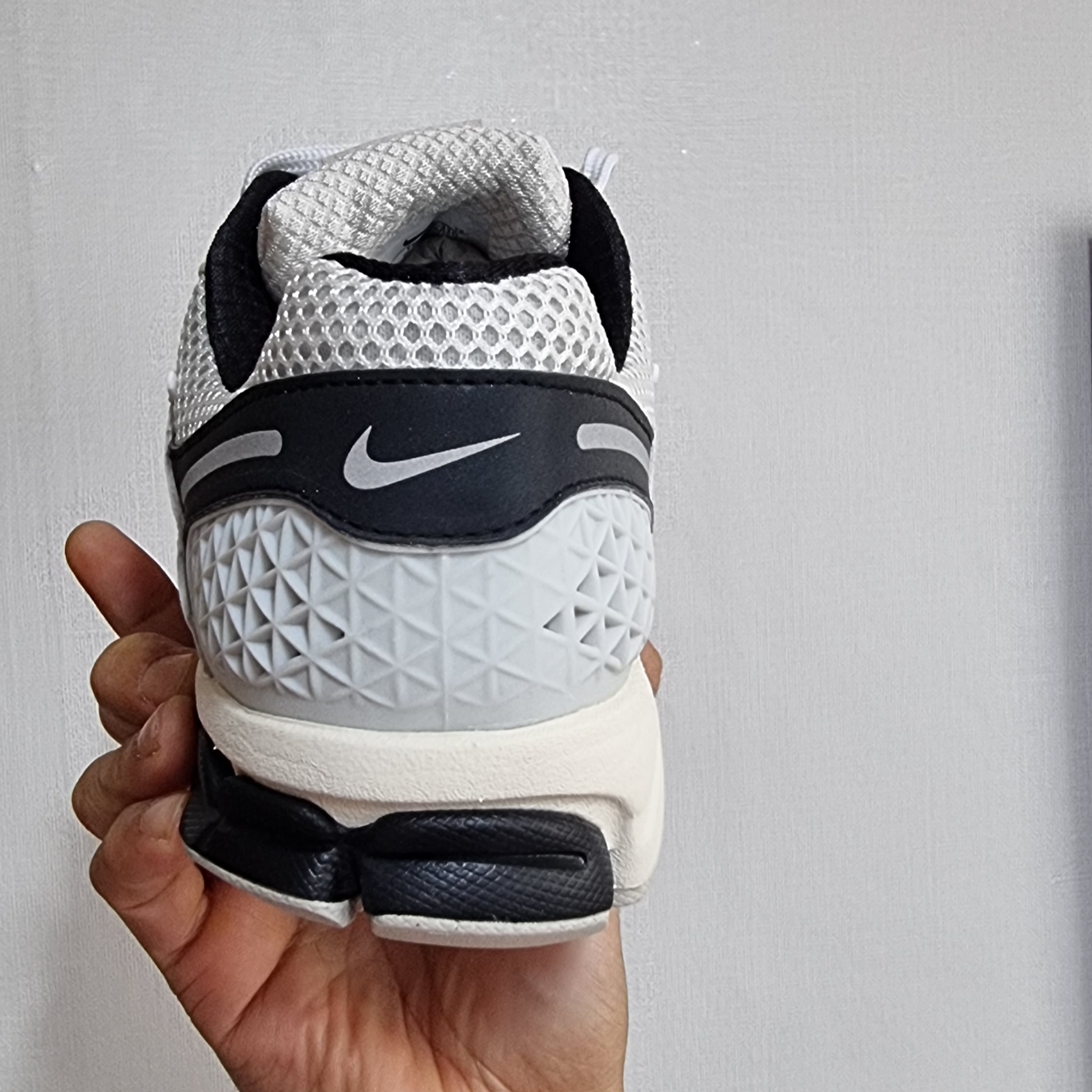 Nike Zoom Vomero 5 Light Bone and Black 착용 스타일 - 4