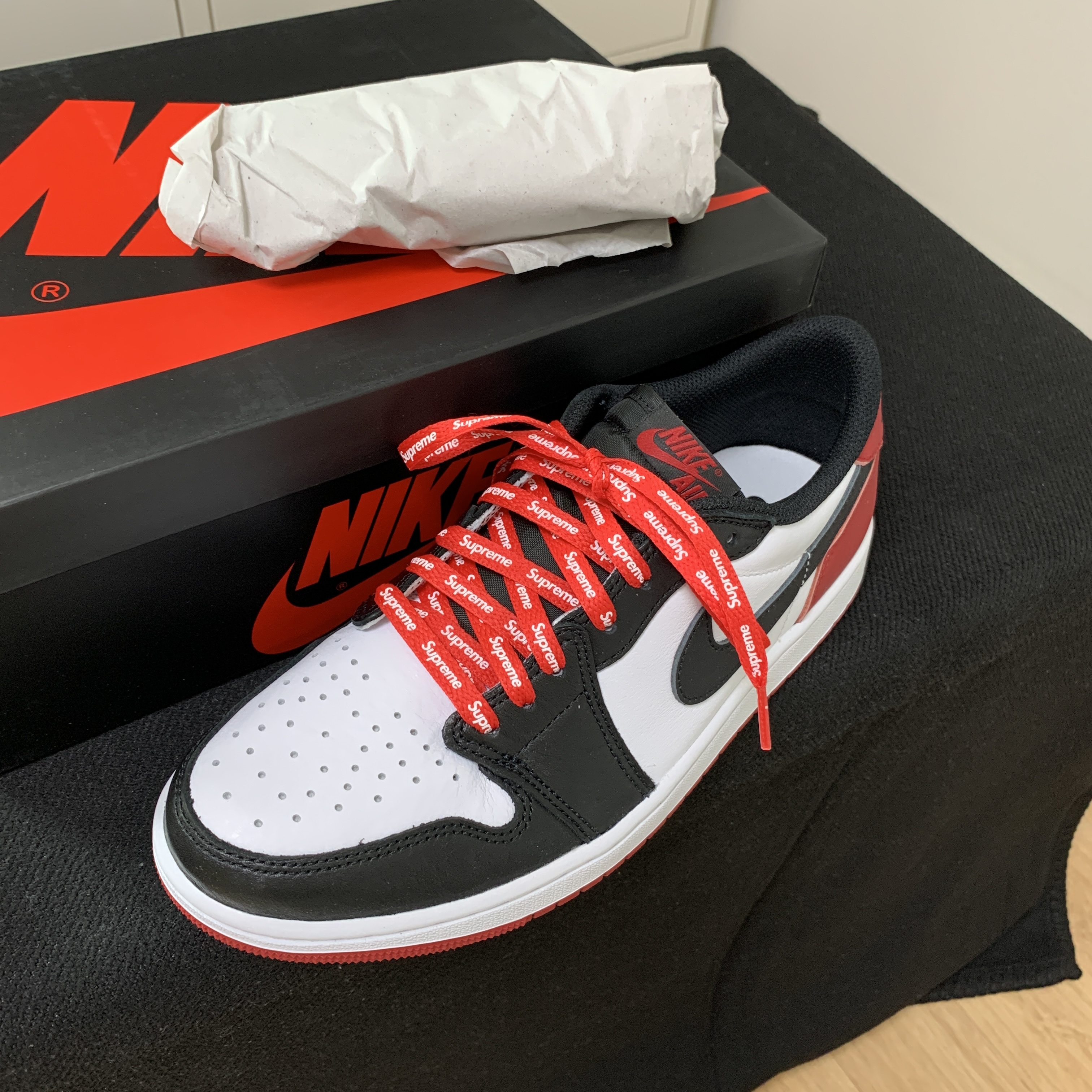 Jordan 1 Retro Low OG Black Toe, Nike x Supreme Air Force 1 Low White 착용 스타일 - 1