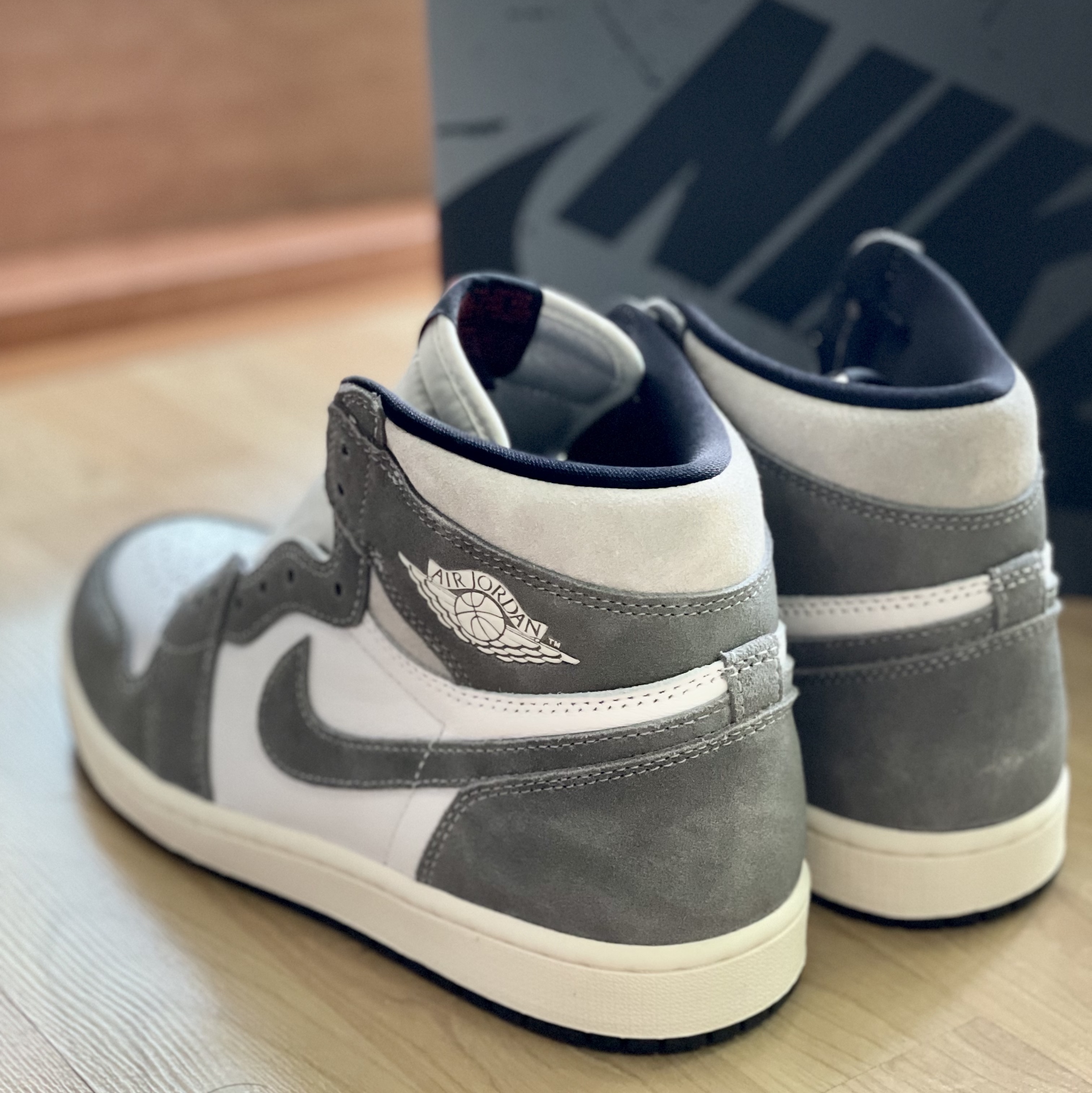 Jordan 1 Retro High OG Black and Smoke Grey 착용 스타일 - 2