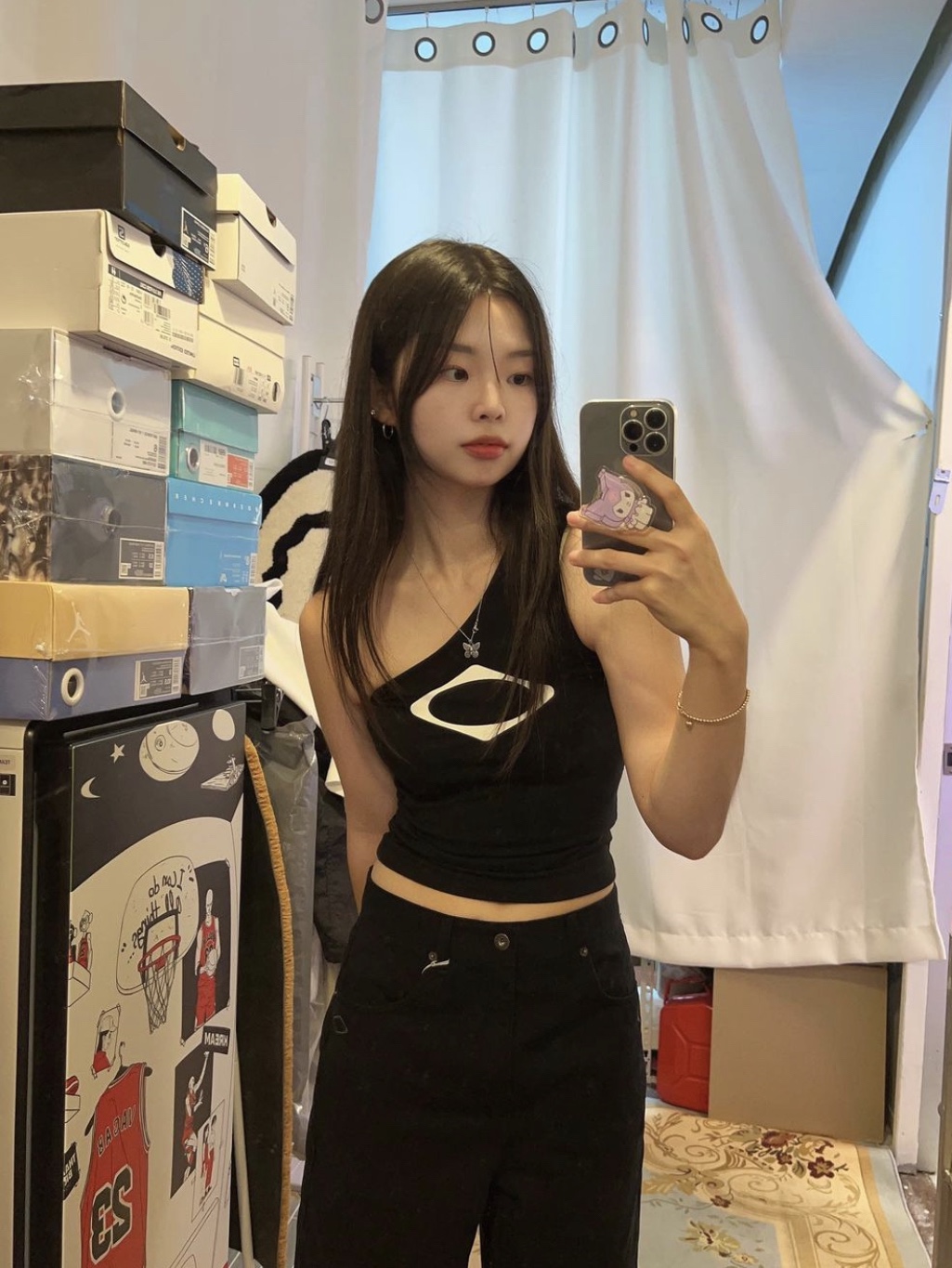 (W) Mischief Rhombus One Shoulder Top Black, (W) Mischief Rhombus One Shoulder Top Pale Violet 착용 스타일