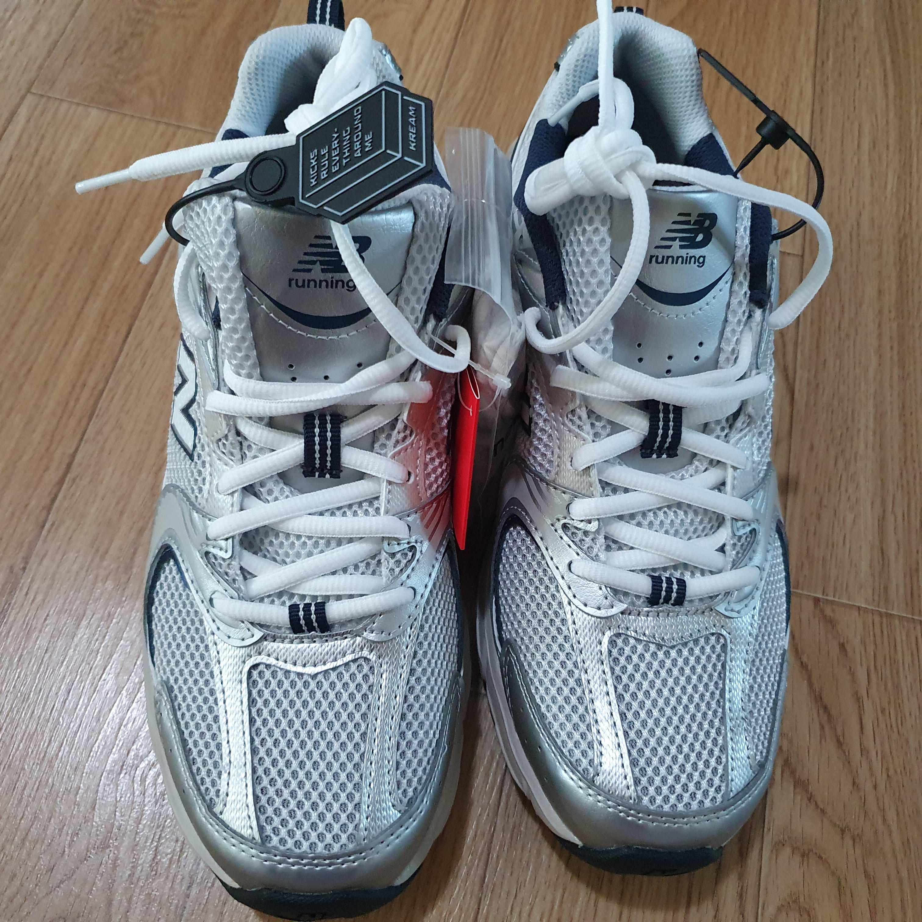 New Balance 530 Steel Grey 착용 스타일 - 1
