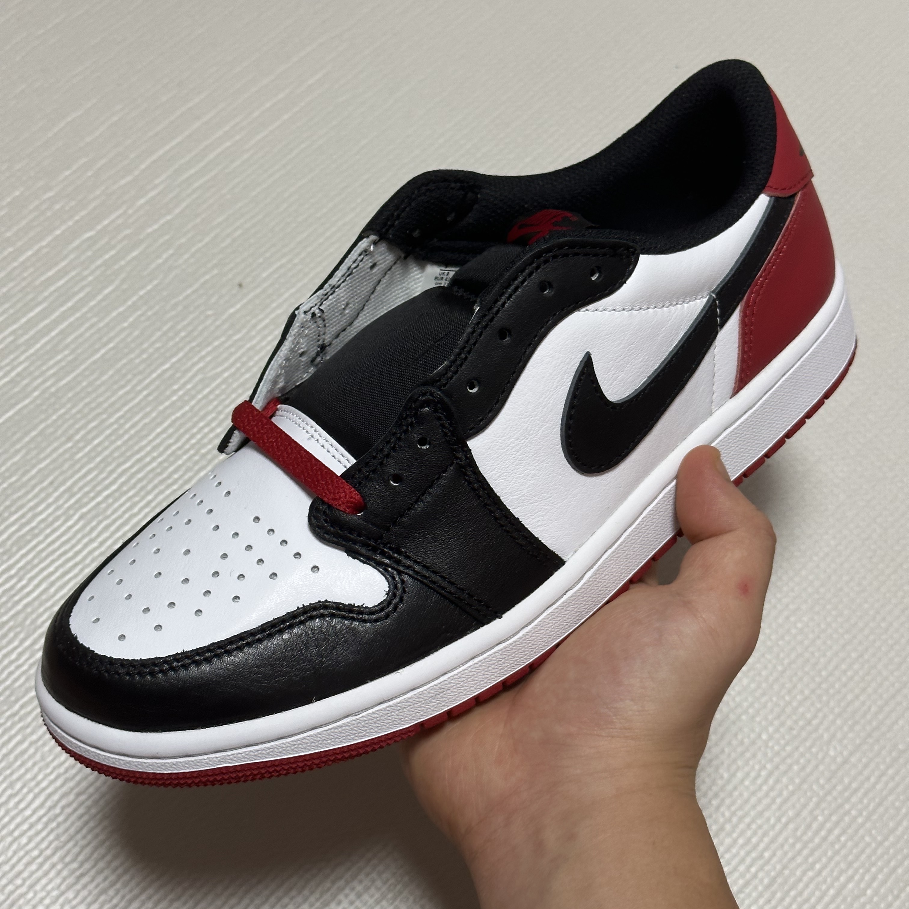 Jordan 1 Retro Low OG Black Toe 착용 스타일 - 1