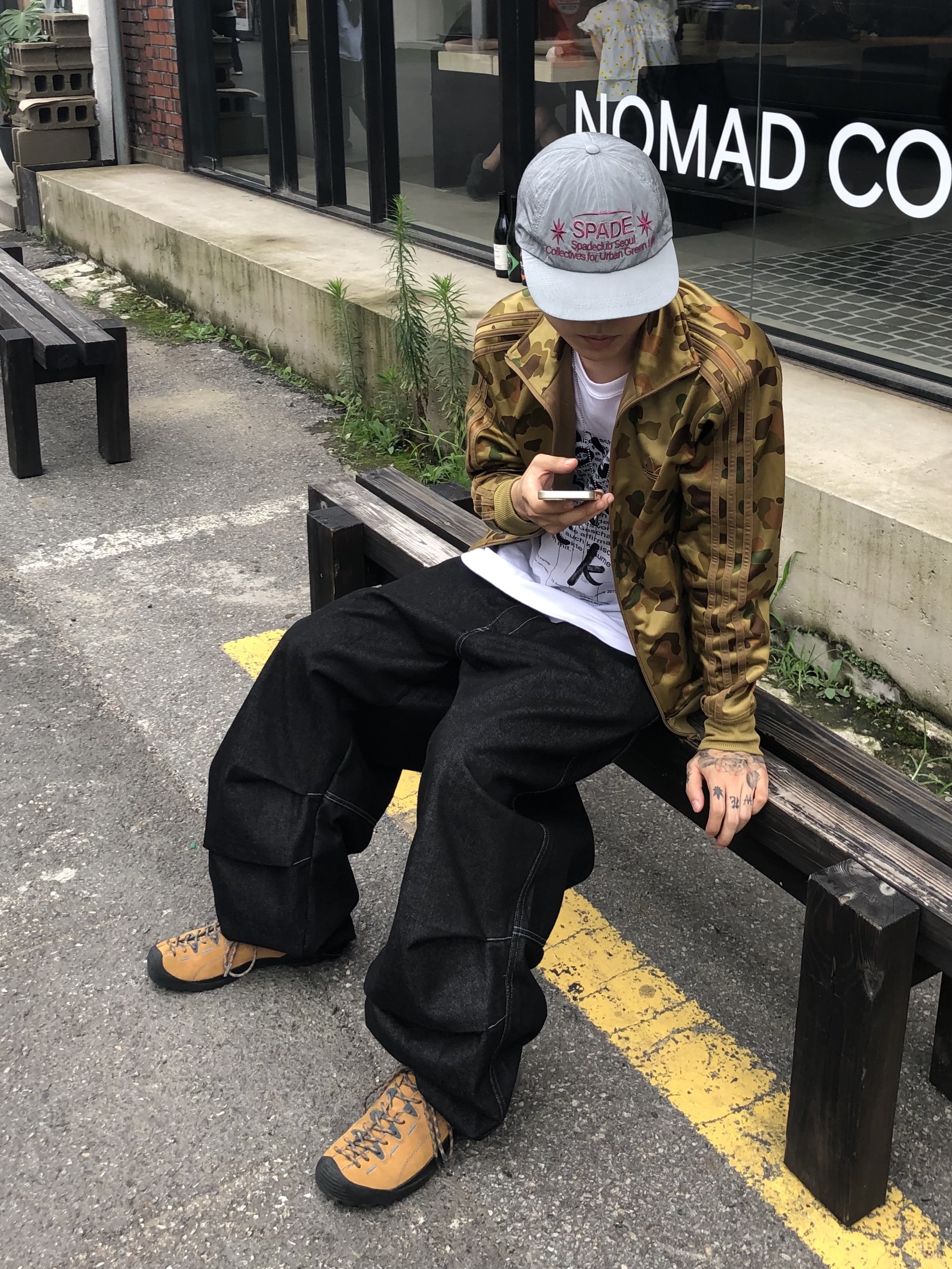 Keen Jasper Suede Sneakers Camel 착용 스타일 - 1