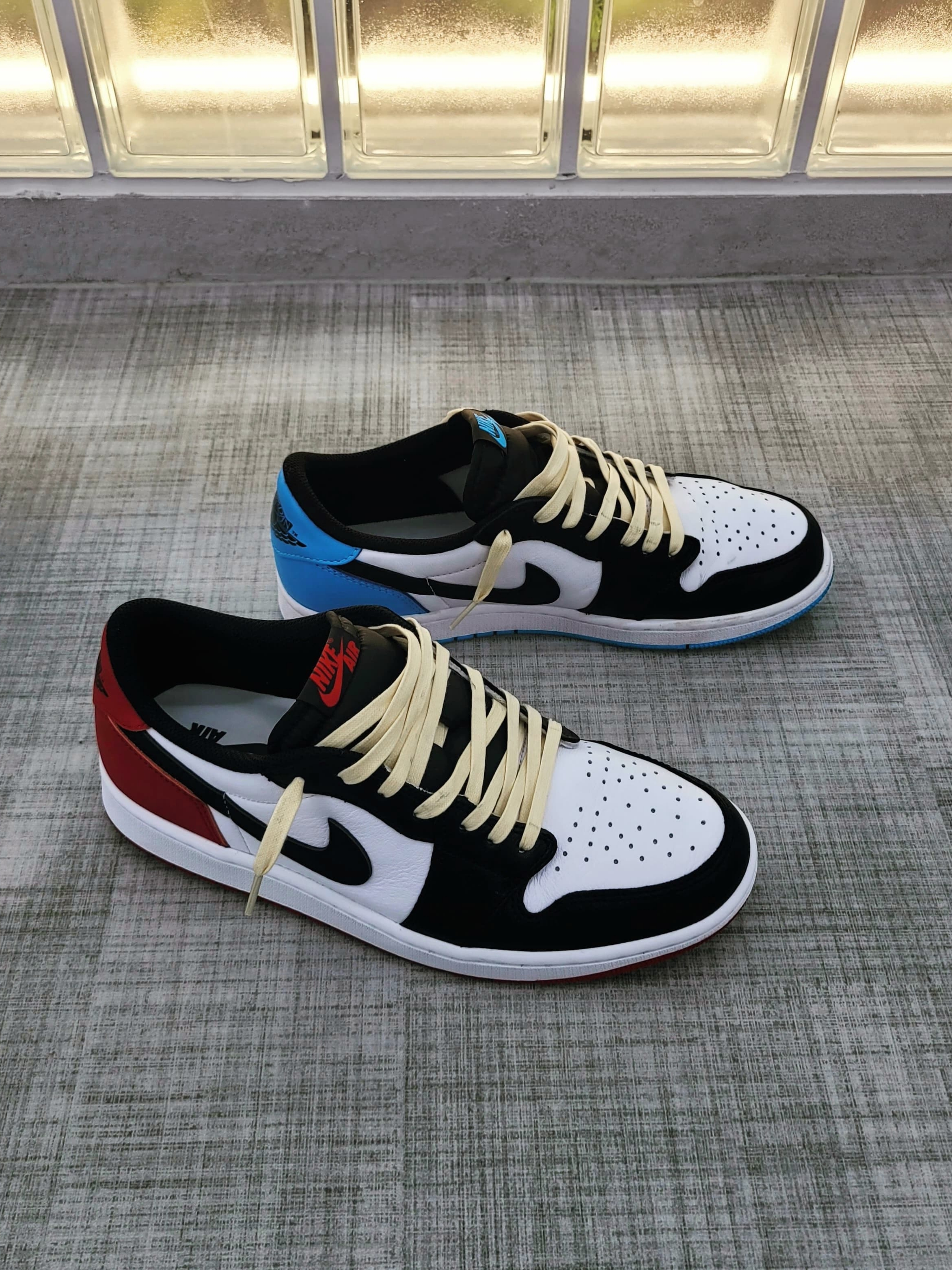 Jordan 1 Retro Low OG Black Toe, Jordan 1 Retro Low OG Black and Dark Powder Blue 착용 스타일