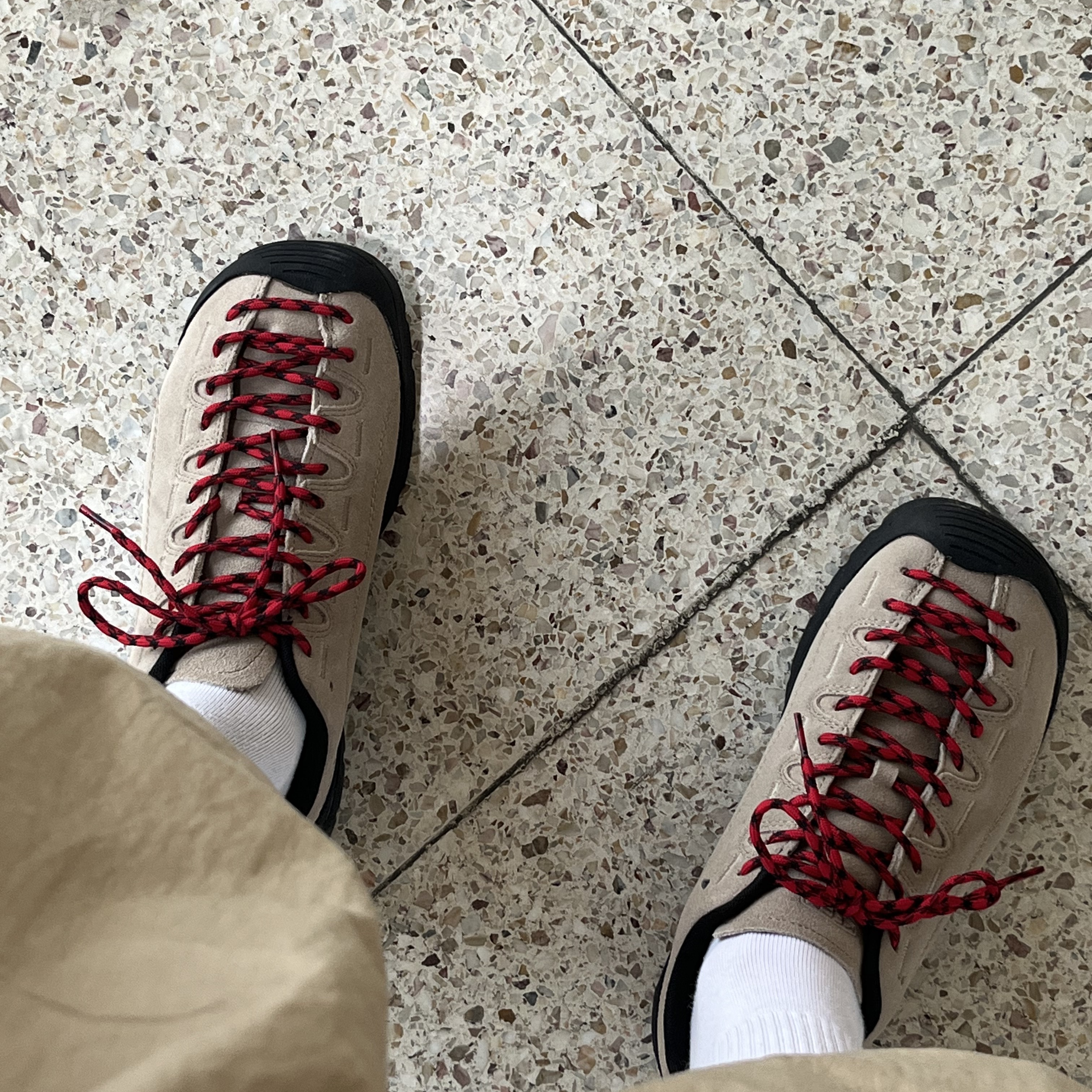 Keen Jasper Suede Sneakers Silver Mink 착용 스타일