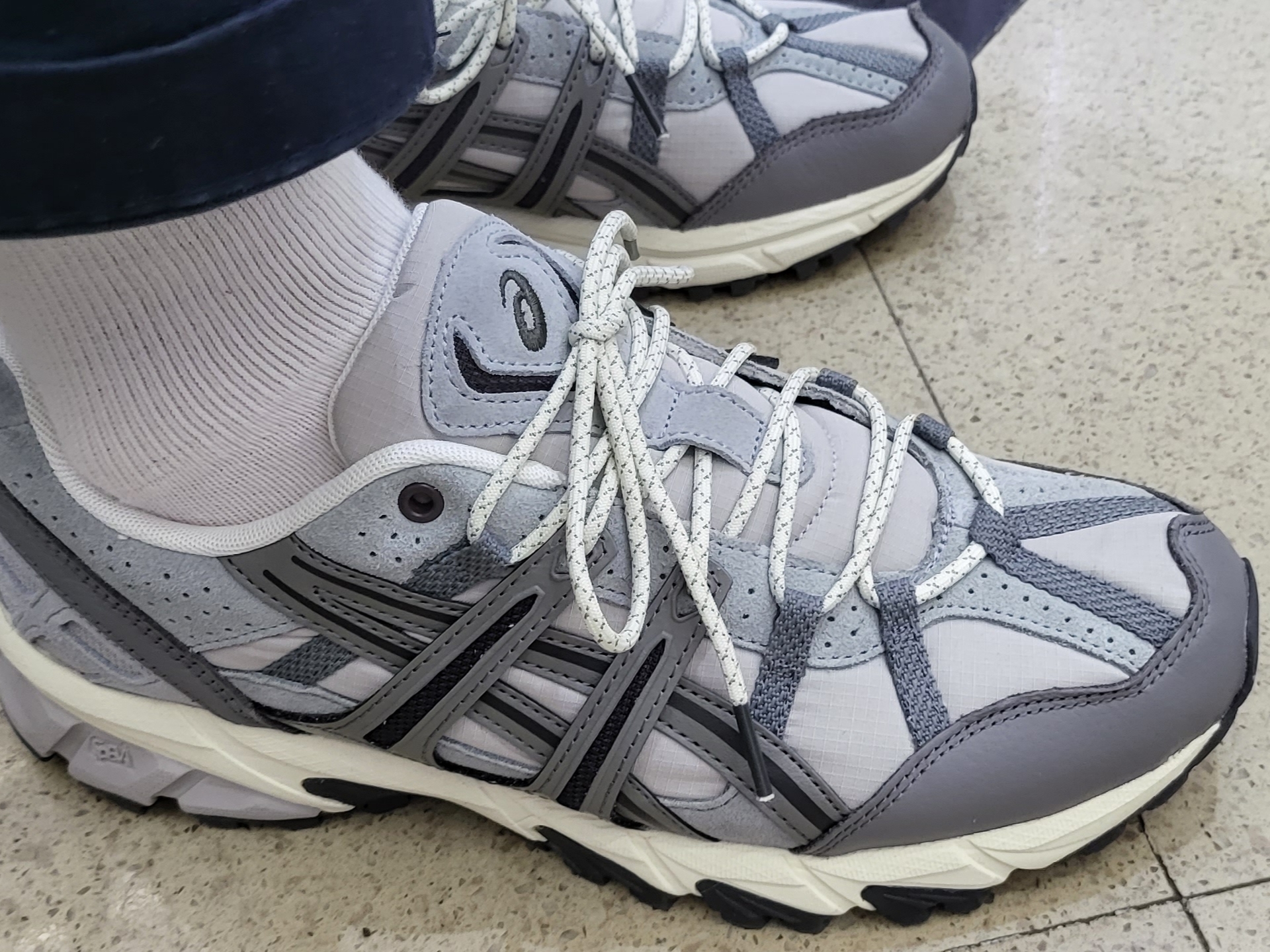 Asics Gel-Sonoma 15-50 Oyster Grey Clay Grey 착용 스타일 - 1