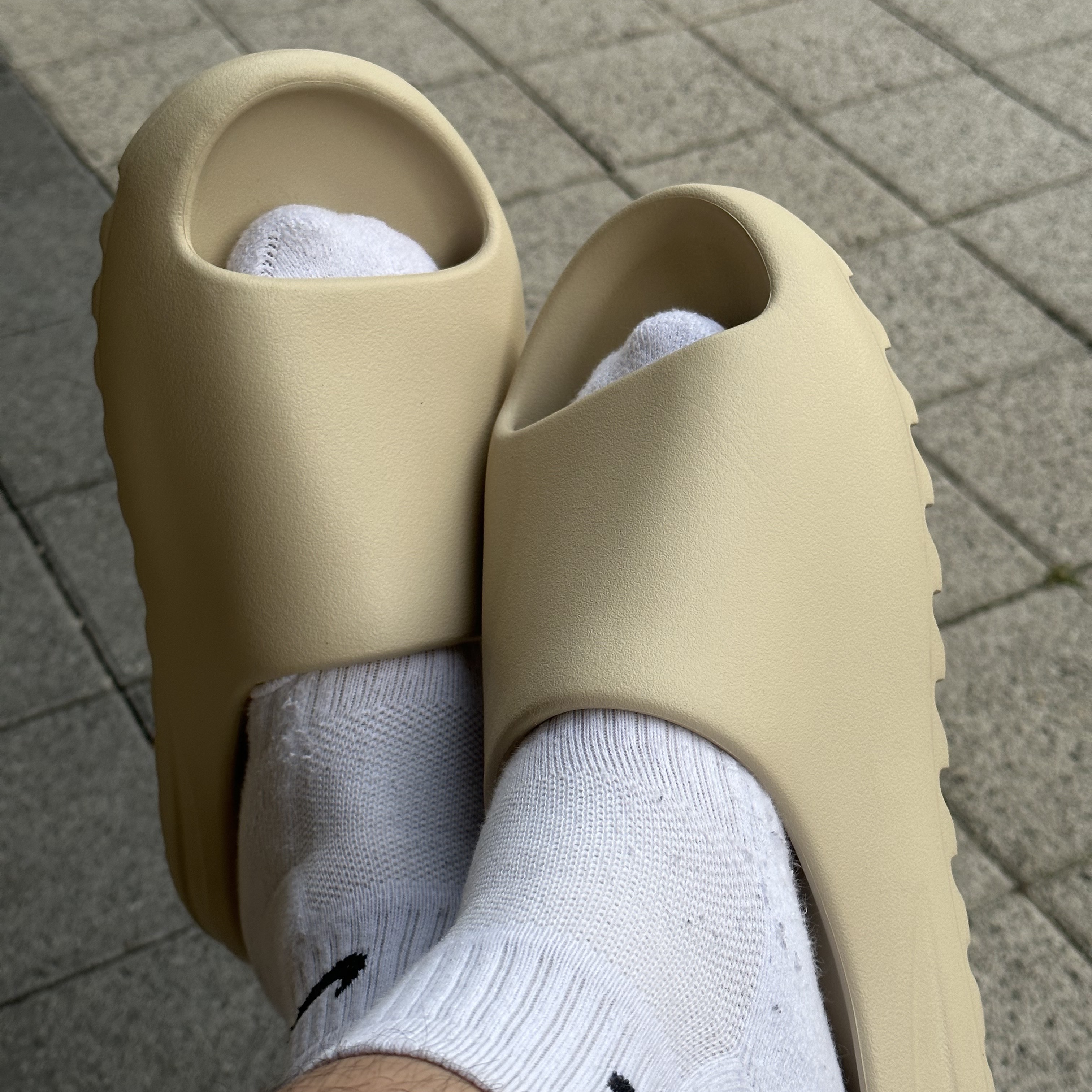Adidas Yeezy Slide Bone 2022/2023 착용 스타일
