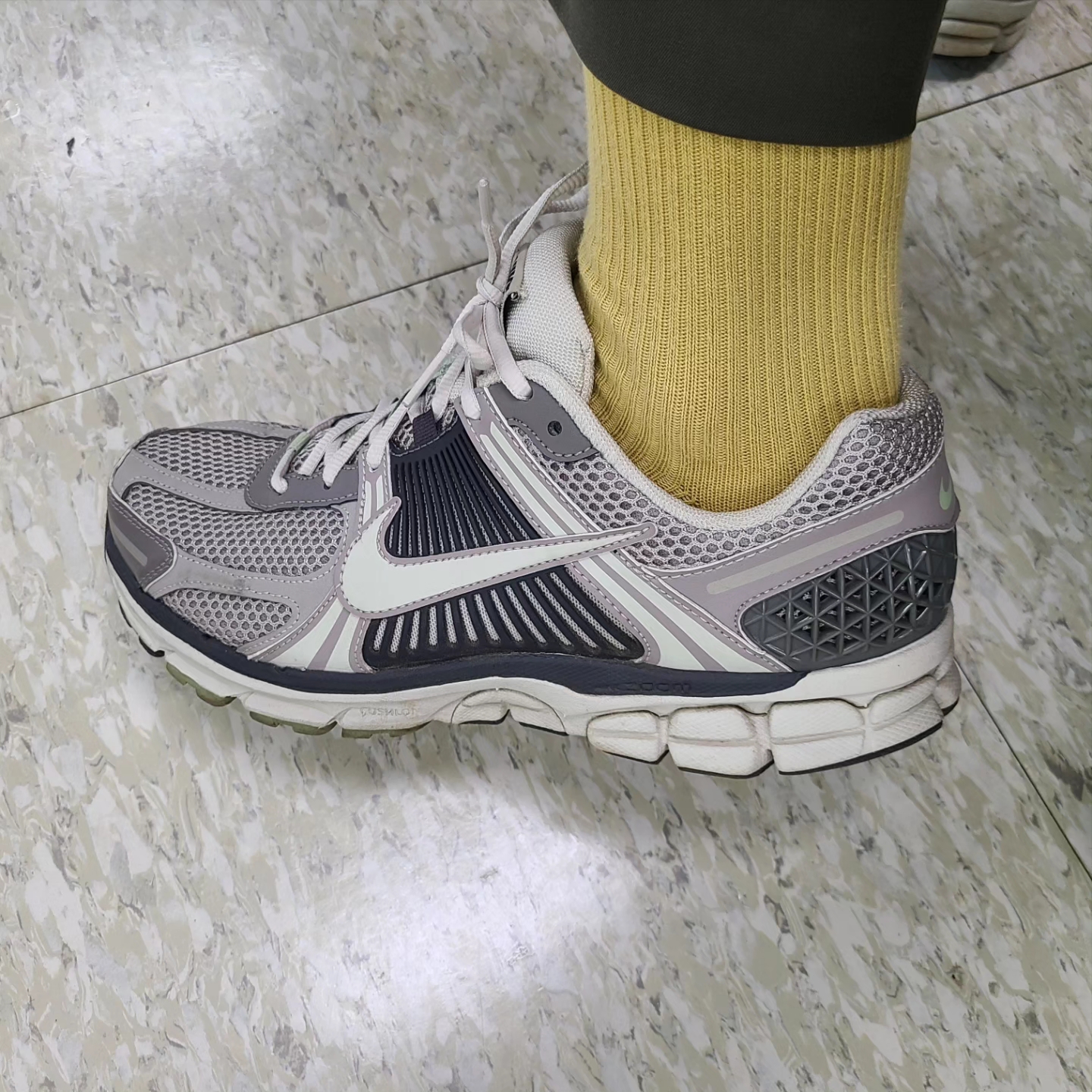 (W) Nike Zoom Vomero 5 Cobblestone and Flat Pewter 착용 스타일 - 5