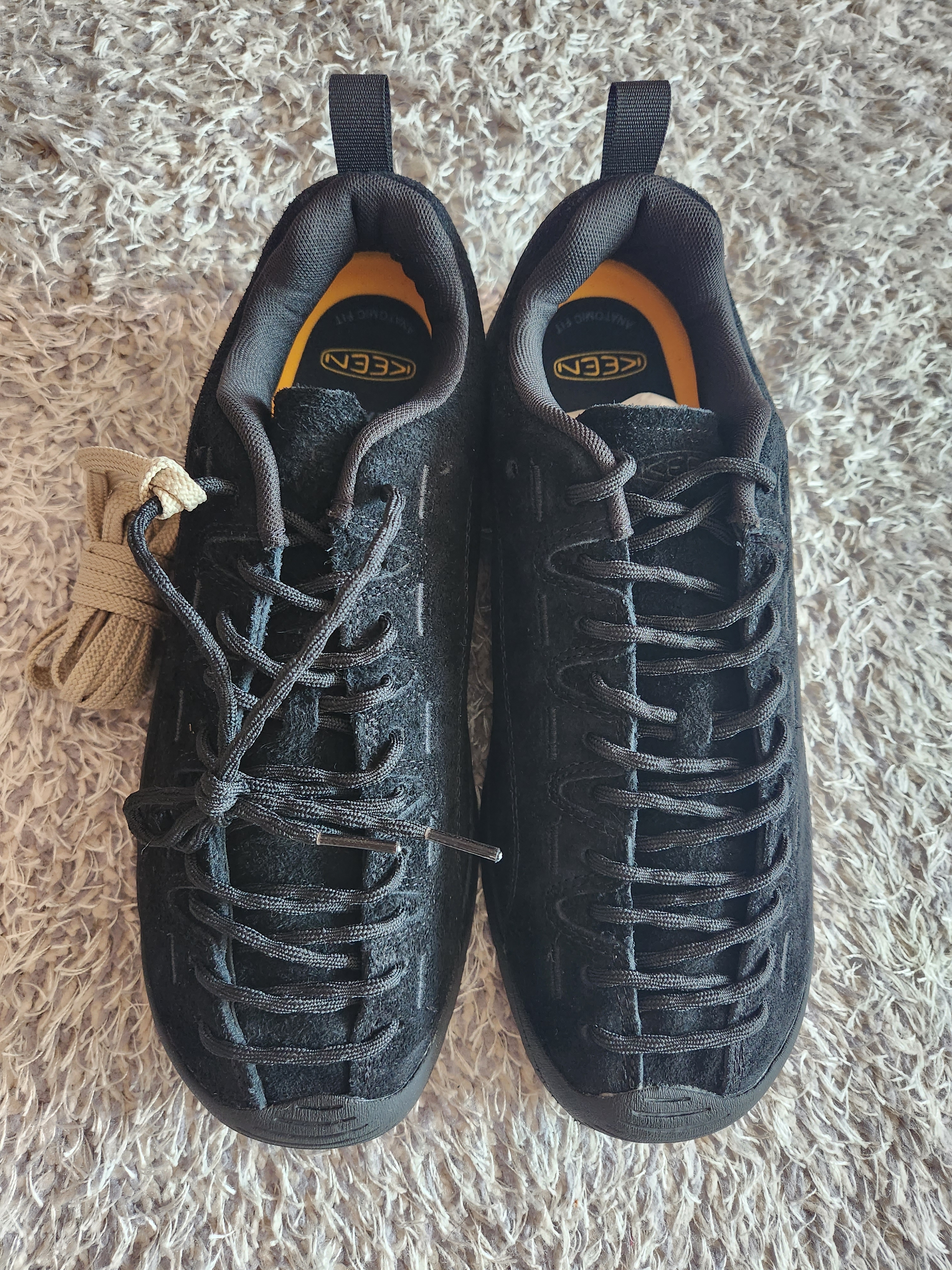 Keen Jasper Suede Sneakers Black 착용 스타일 - 1