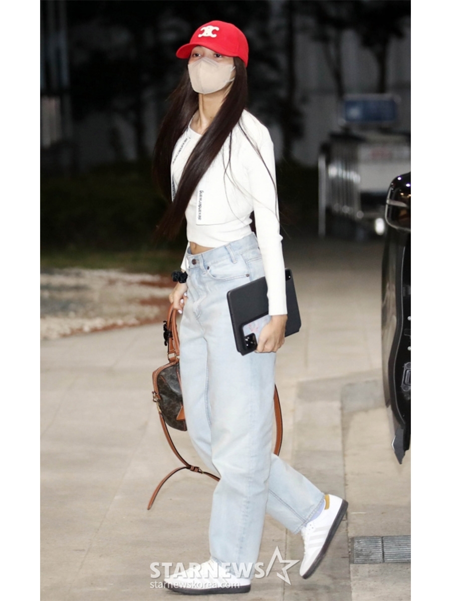 (W) Celine Triomphe Baseball Cap in Cotton Bright Red, Adidas x Kith Samba Classics White Off White 착용 스타일 - 1