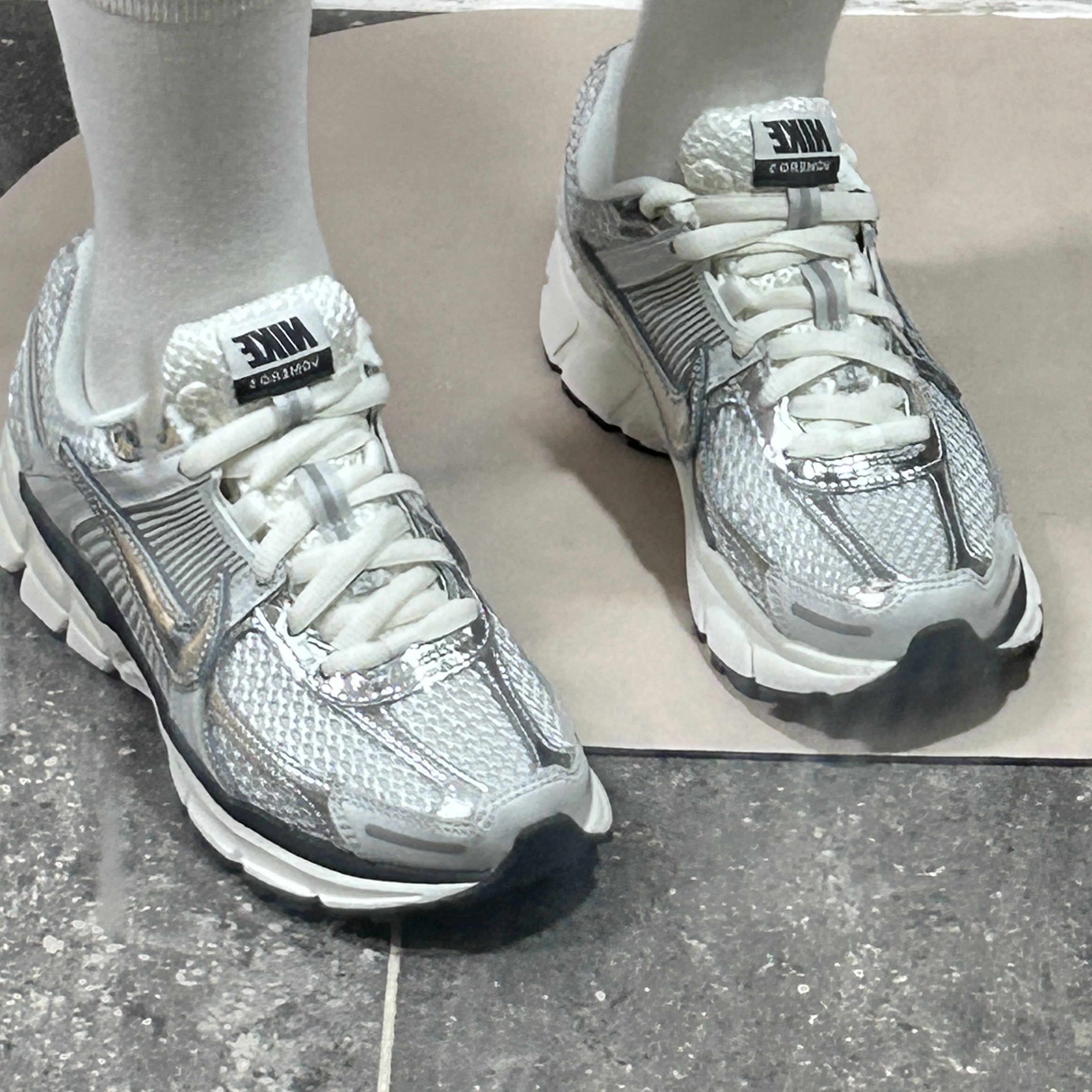 (W) Nike Zoom Vomero 5 Photon Dust and Metallic Silver 착용 스타일