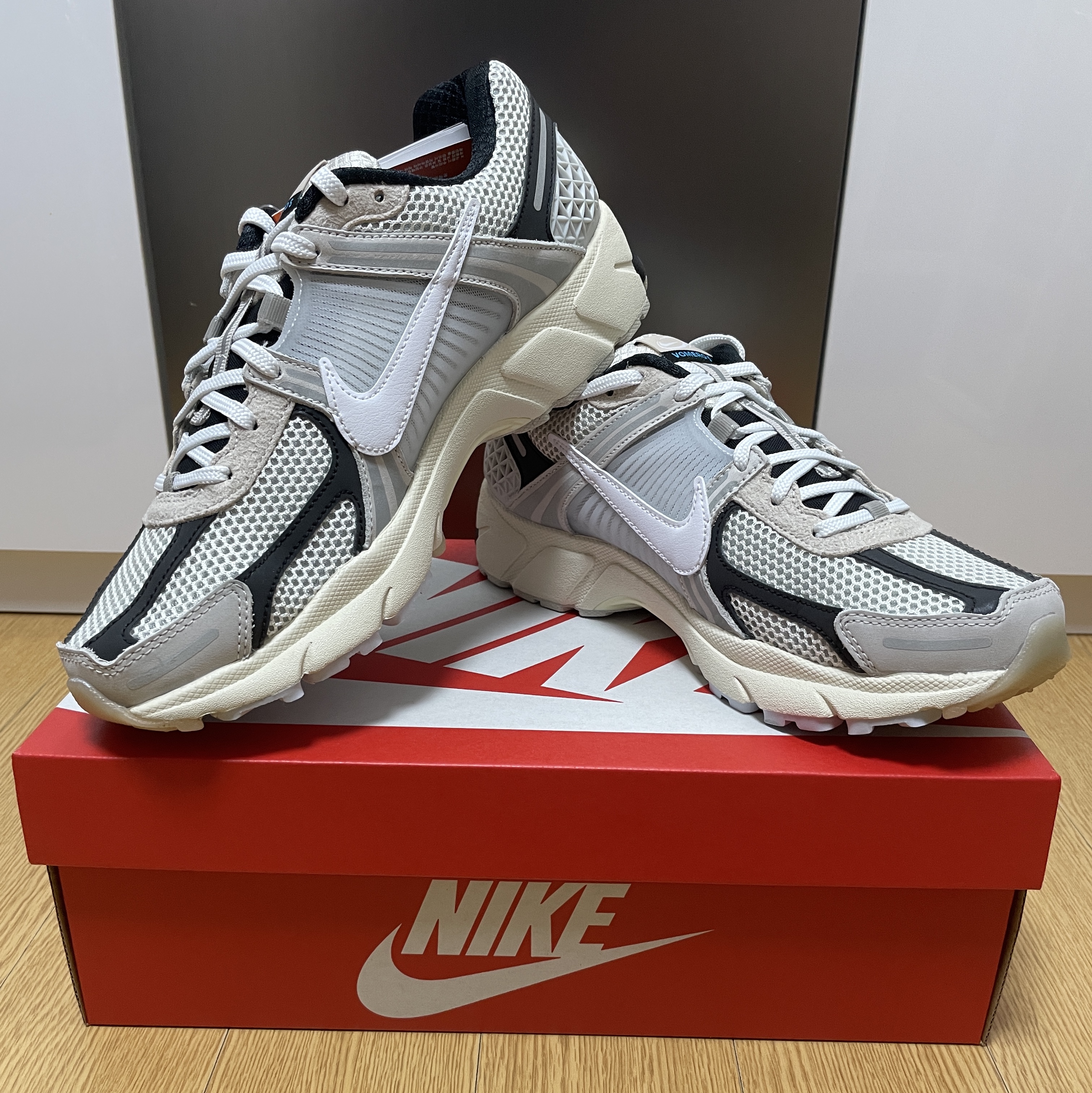 Nike Dunk Low Pro Premium Medium Curry, Jordan 1 x Travis Scott Retro Low OG SP Black Phantom 착용 스타일 - 4