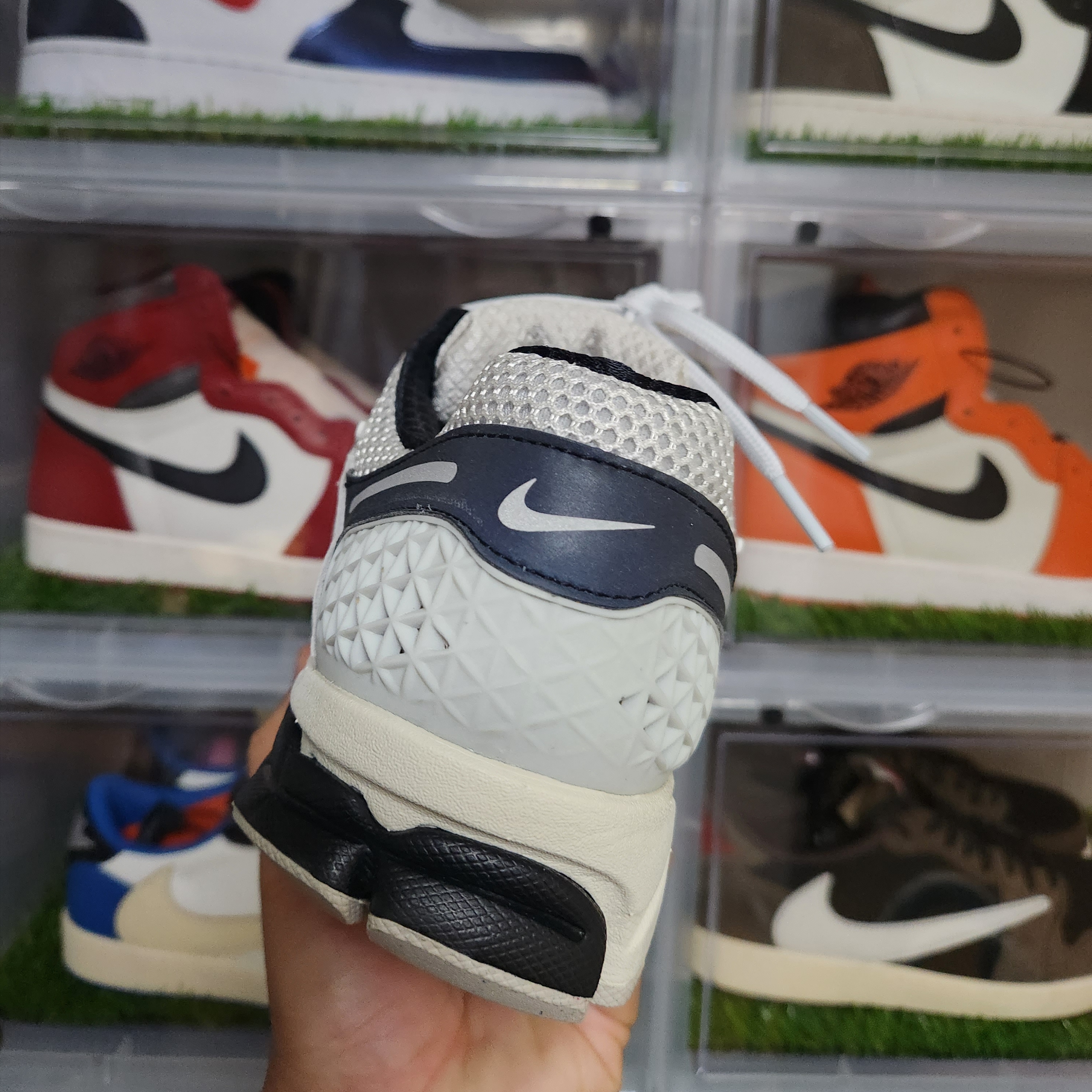 Nike Zoom Vomero 5 Light Bone and Black 착용 스타일 - 3
