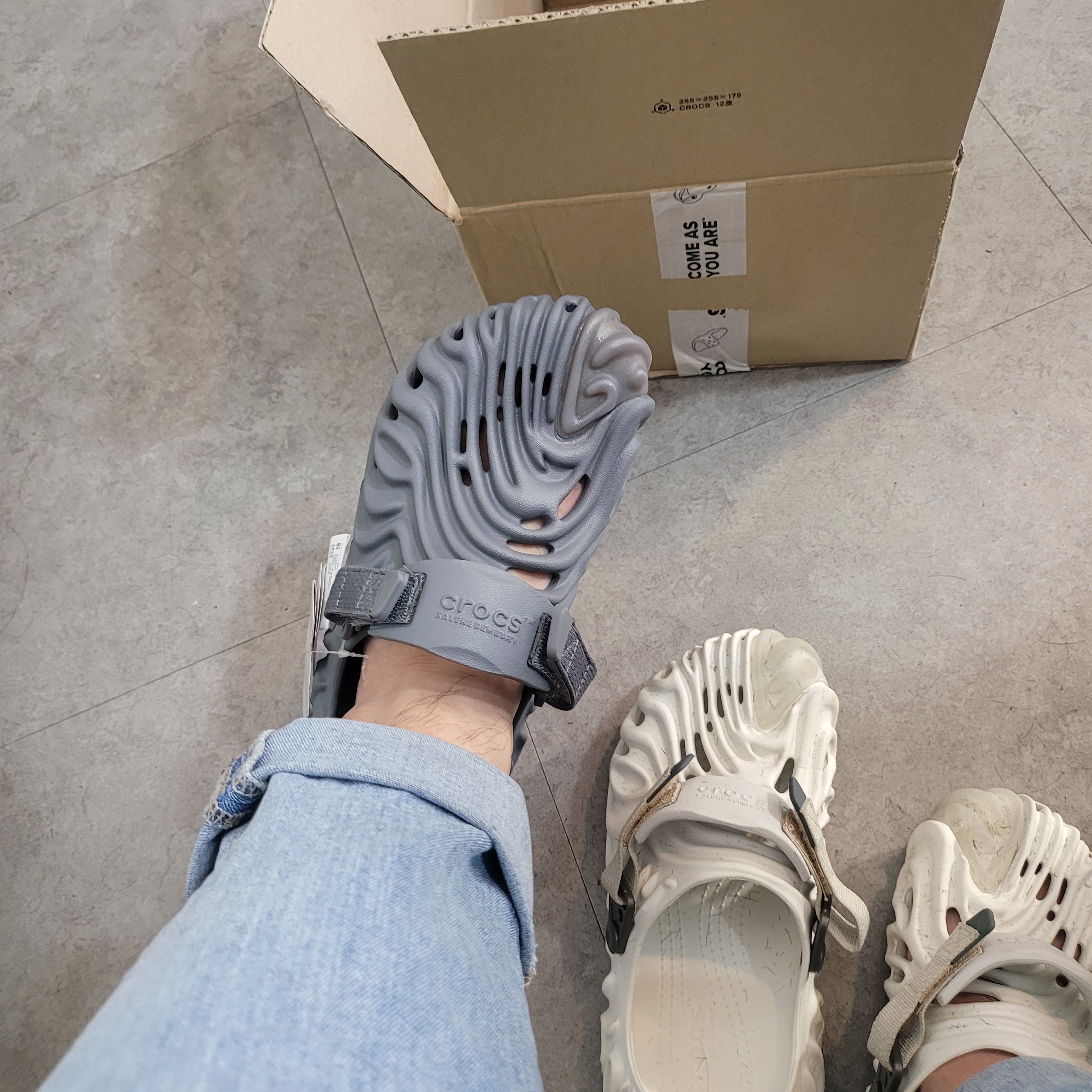 Crocs x Salehe Bembury Pollex Clog Niagara 착용 스타일 - 2