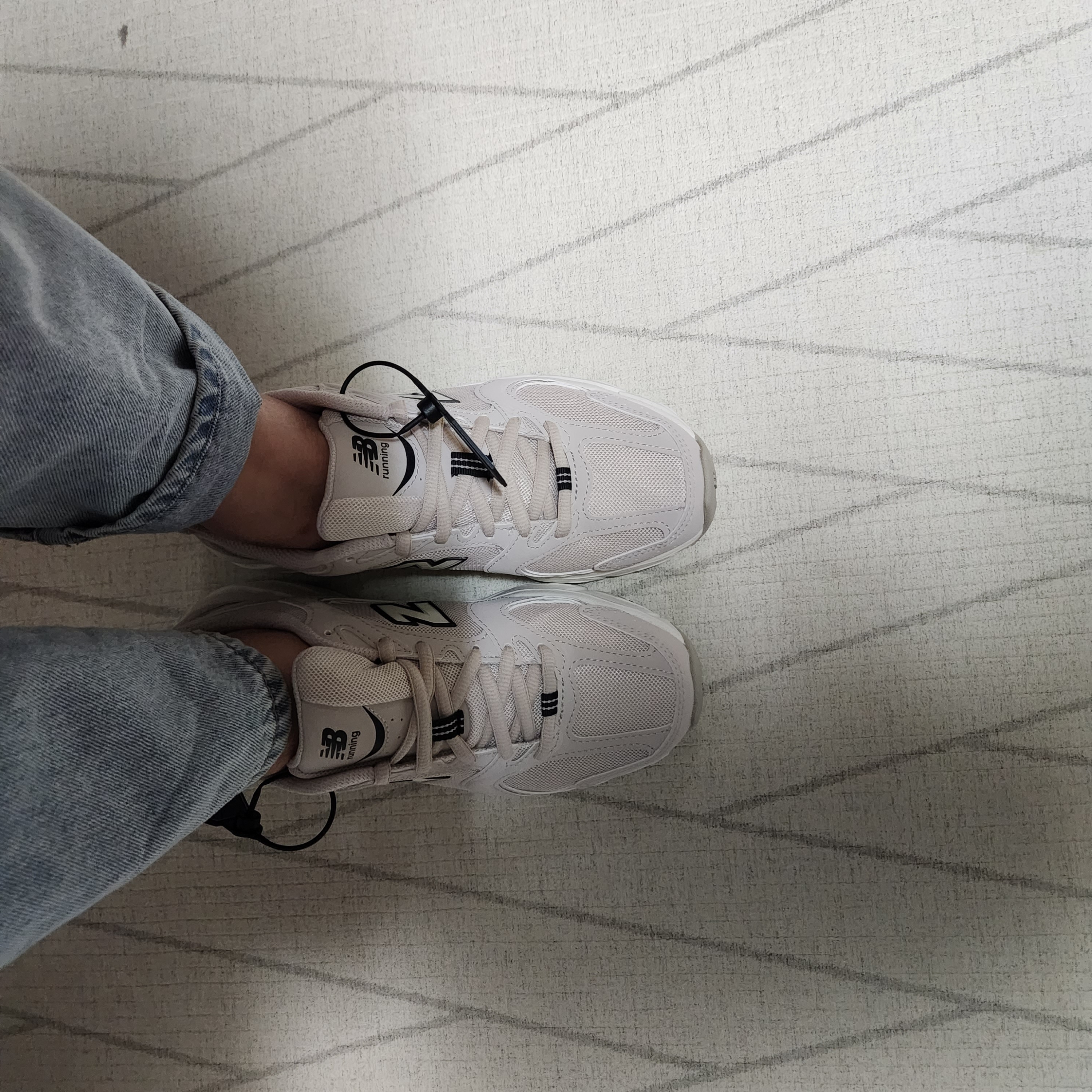 New Balance 530 Ivory 착용 스타일 - 1