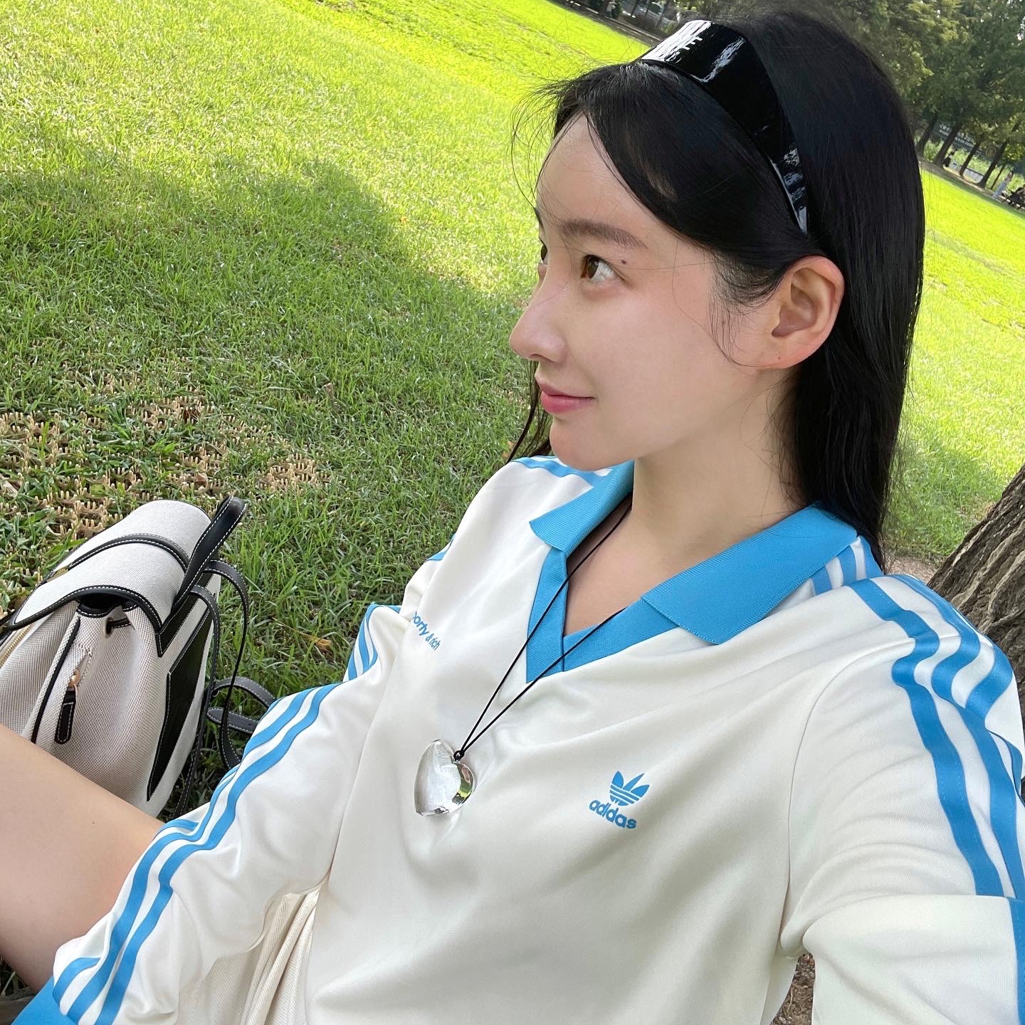 (W) Adidas x Sporty & Rich Long Sleeve Football Jersey Cream White - US Sizing, (W) Celine Headband in Acetate & Brass Dark Havana Gold 착용 스타일 - 2