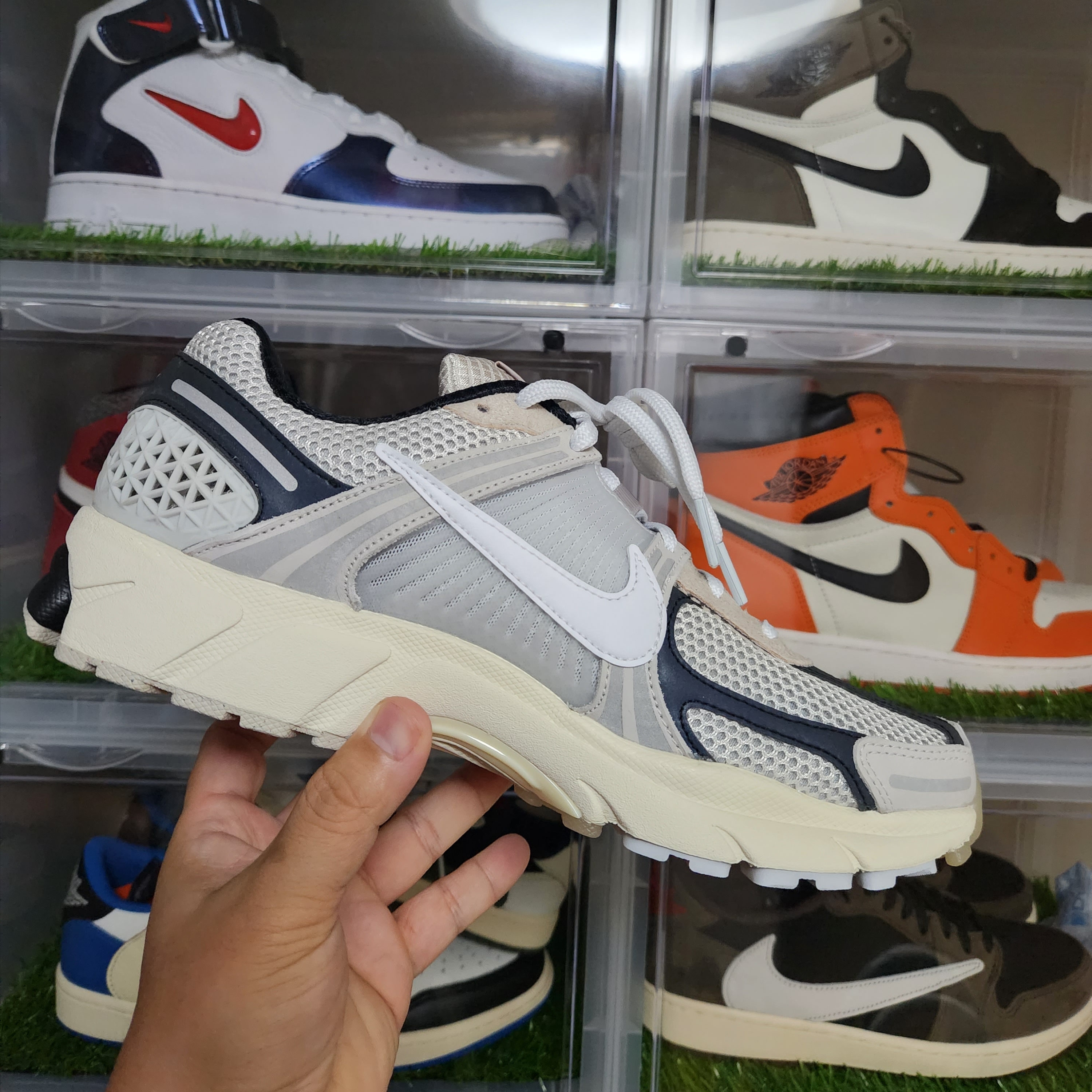 Nike Zoom Vomero 5 Light Bone and Black 착용 스타일 - 2