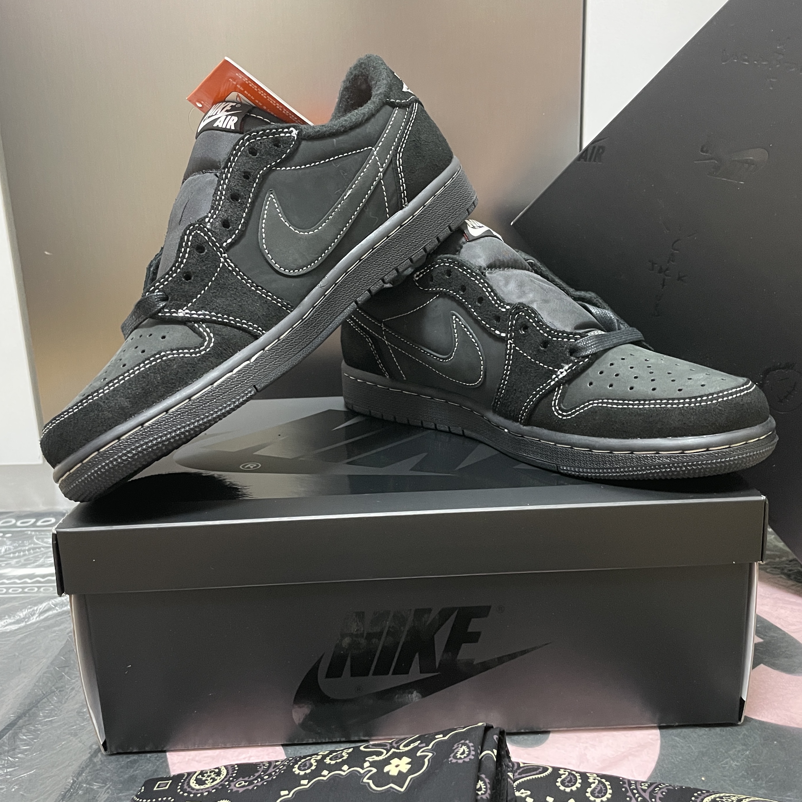Nike Dunk Low Pro Premium Medium Curry, Jordan 1 x Travis Scott Retro Low OG SP Black Phantom 착용 스타일 - 2