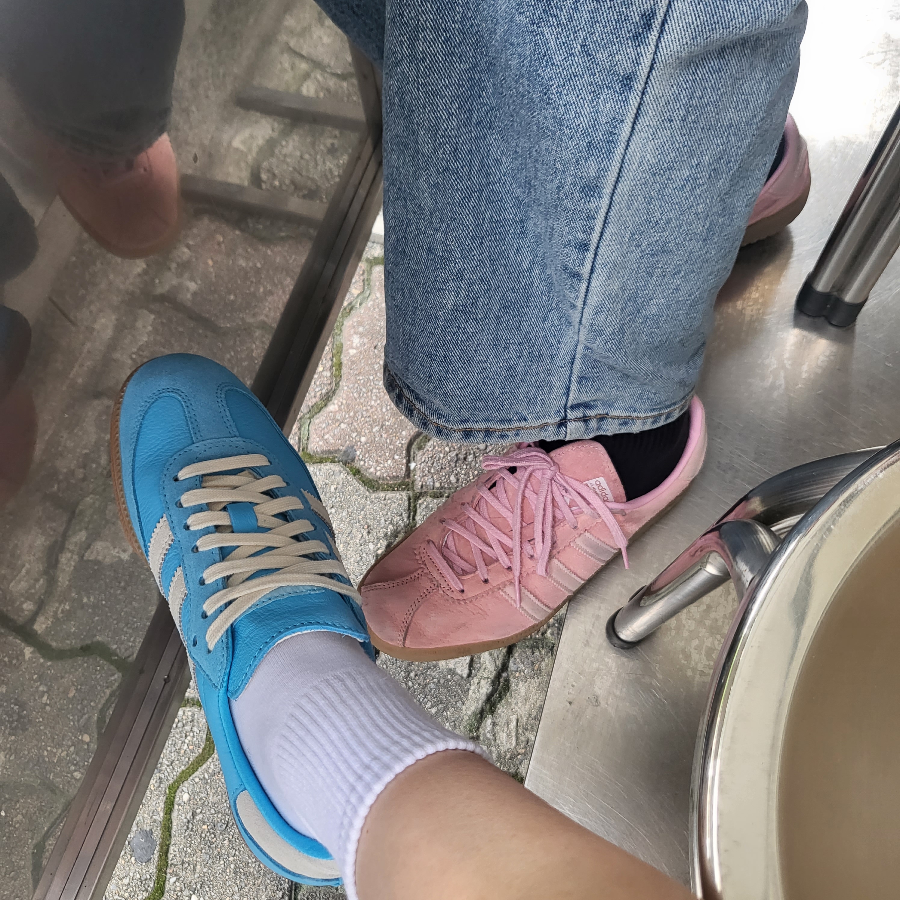 Adidas x Sporty & Rich Samba Blue Rush Cream White, Adidas Bermuda Glow Pink 착용 스타일
