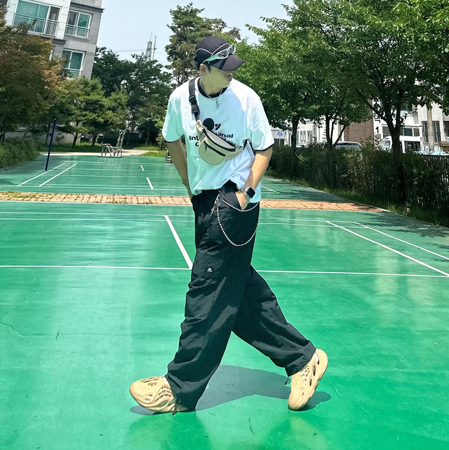 Adidas Yeezy Foam RNNR Ochre, Balenciaga Swift Oval Sunglasses Silver 착용 스타일 - 1