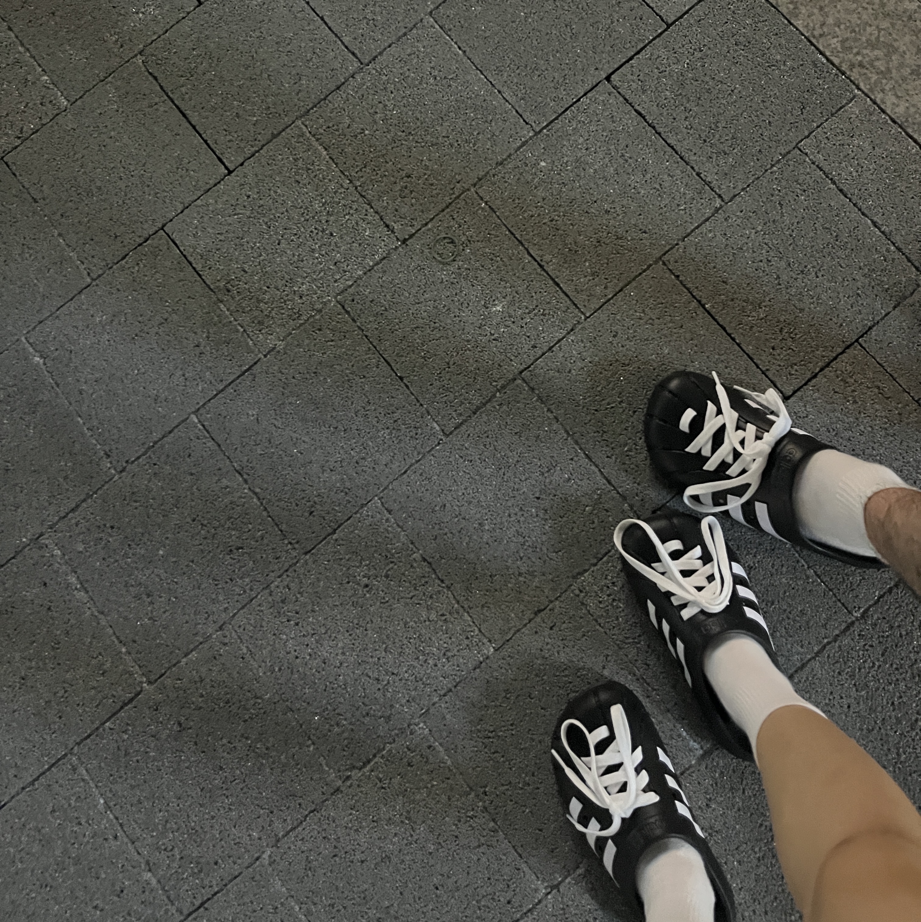 Adidas Adilette Clog Black White 착용 스타일