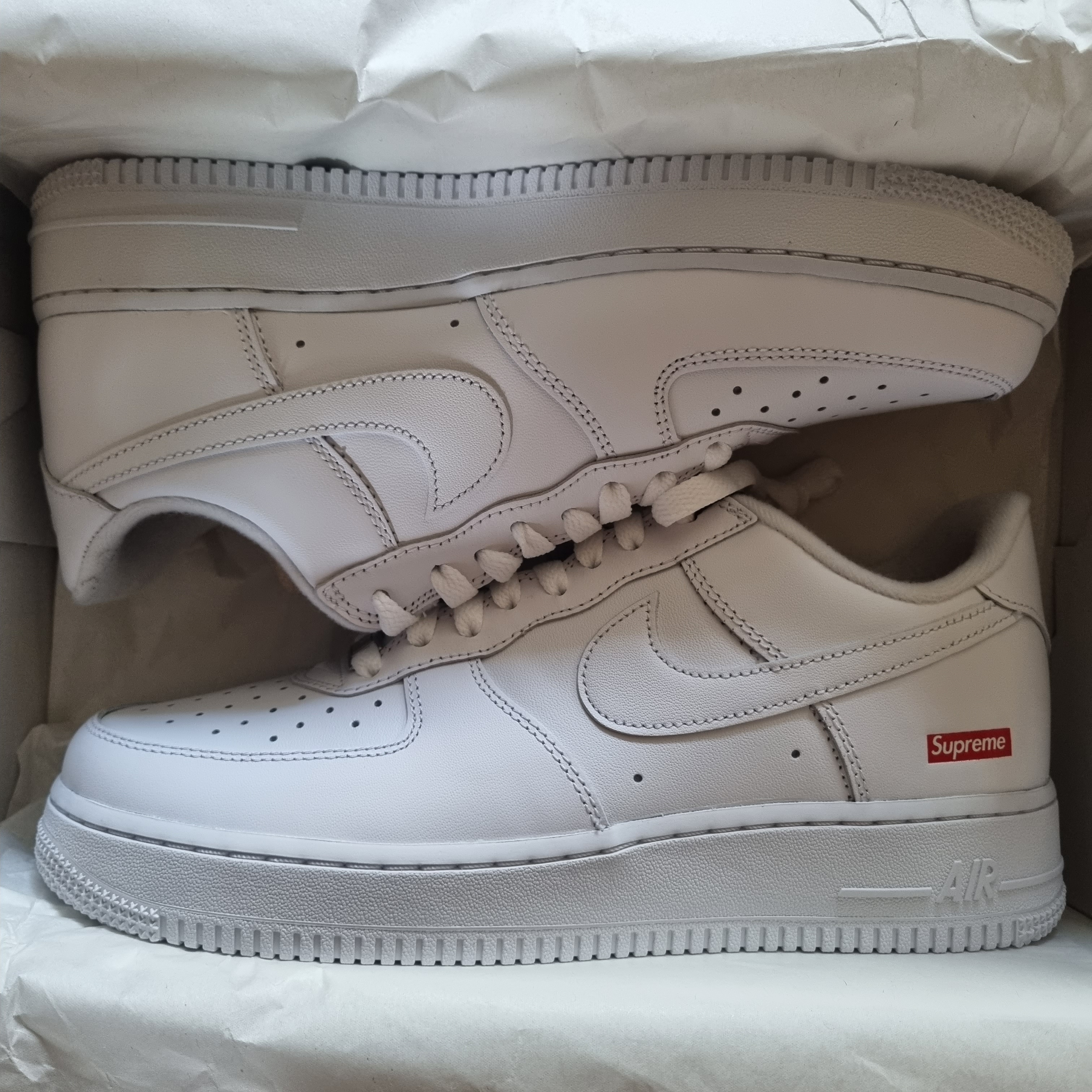 Nike x Supreme Air Force 1 Low White 착용 스타일 - 1