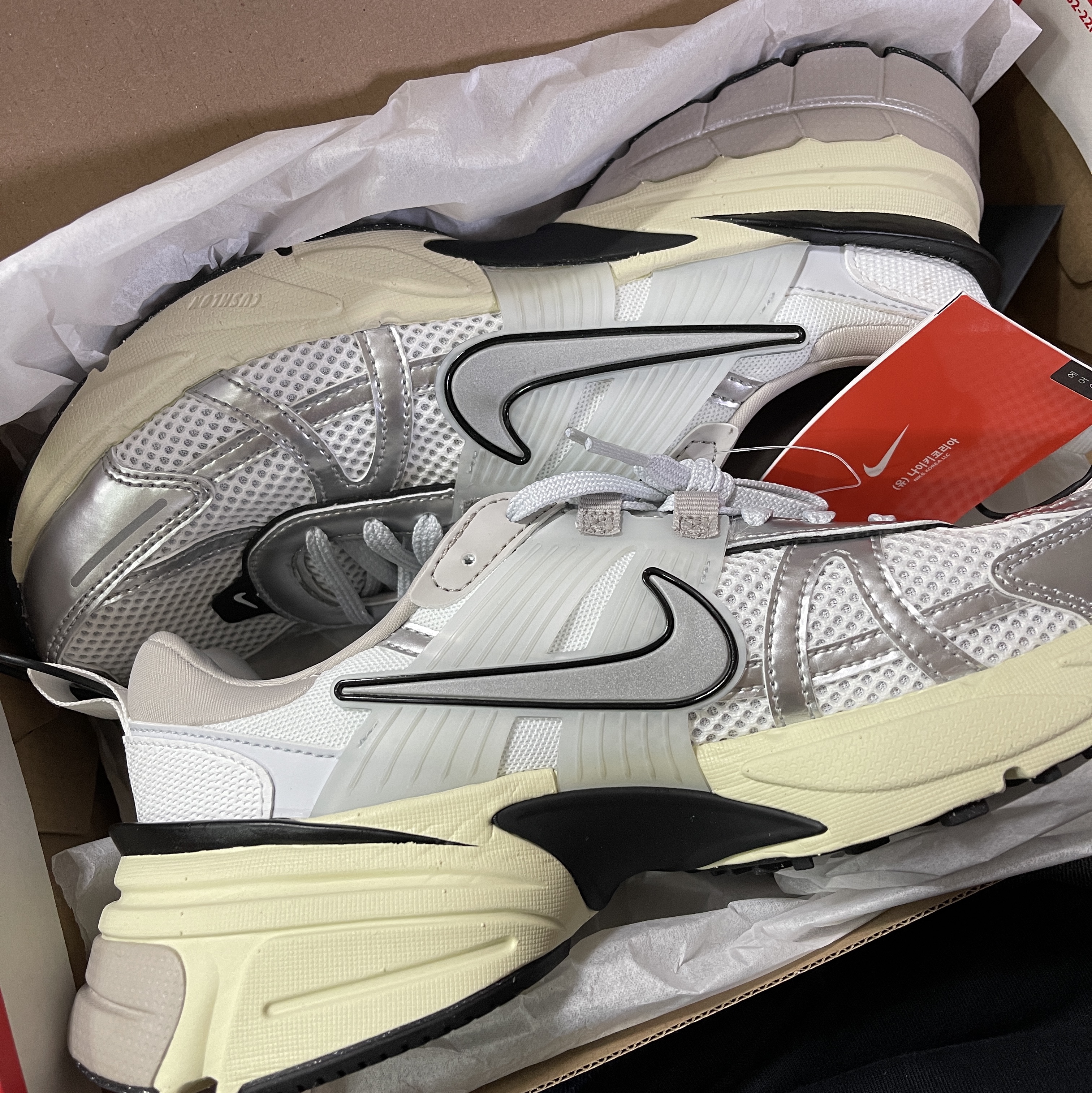 Nike V2K Run Summit White Metallic Silver 착용 스타일