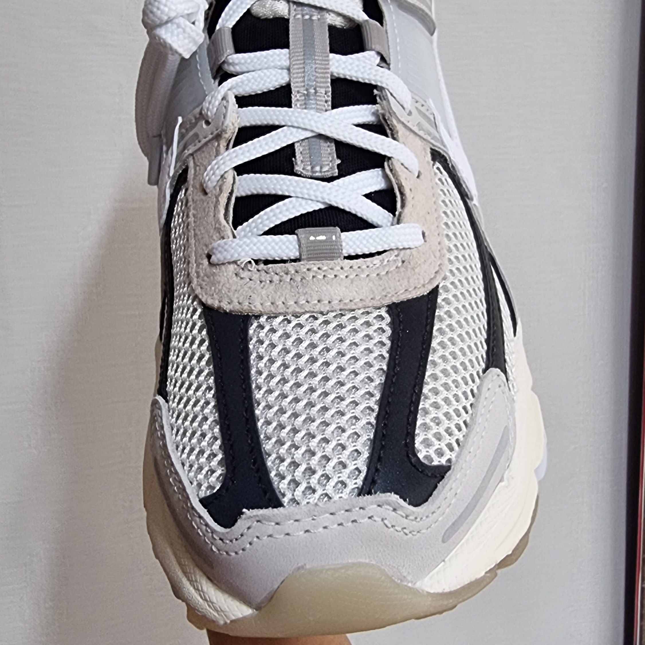 Nike Zoom Vomero 5 Light Bone and Black 착용 스타일 - 3