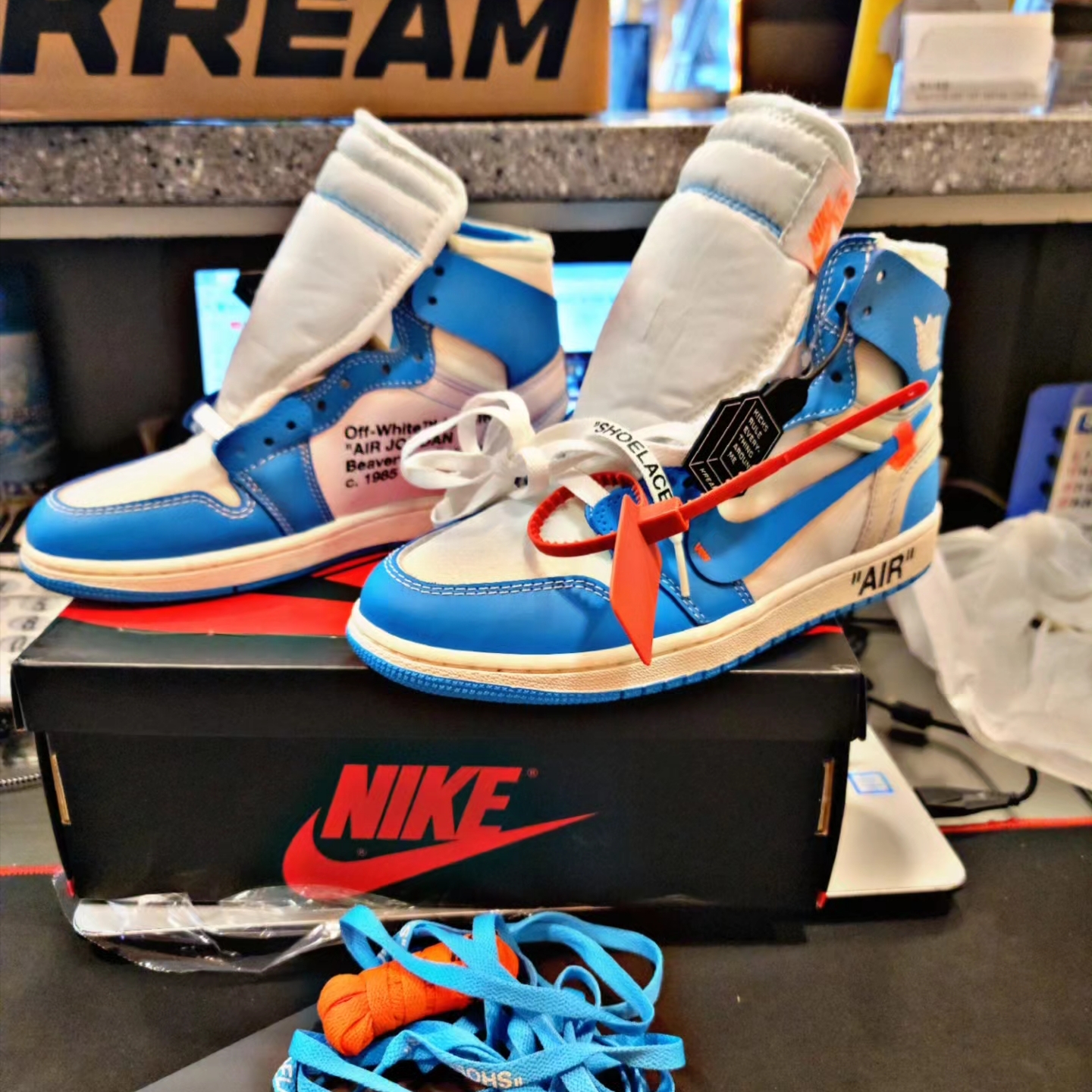 Jordan 1 x Off-White Retro High University Blue 착용 스타일 - 2