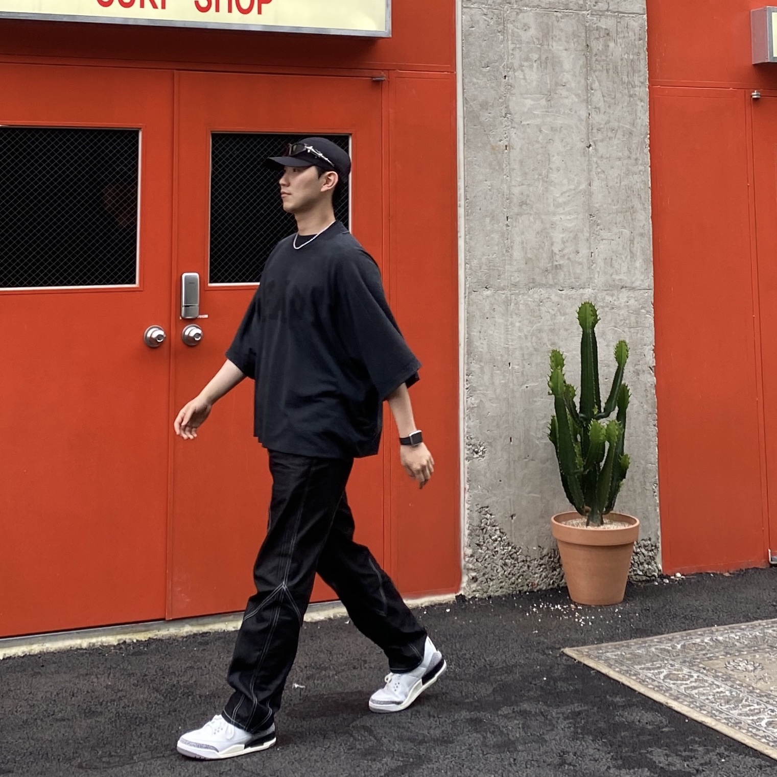 Gentle Monster Paso 01 Black, Yeezy Gap Engineered By Balenciaga Dove No Seam T-Shirt Black 착용 스타일 - 4