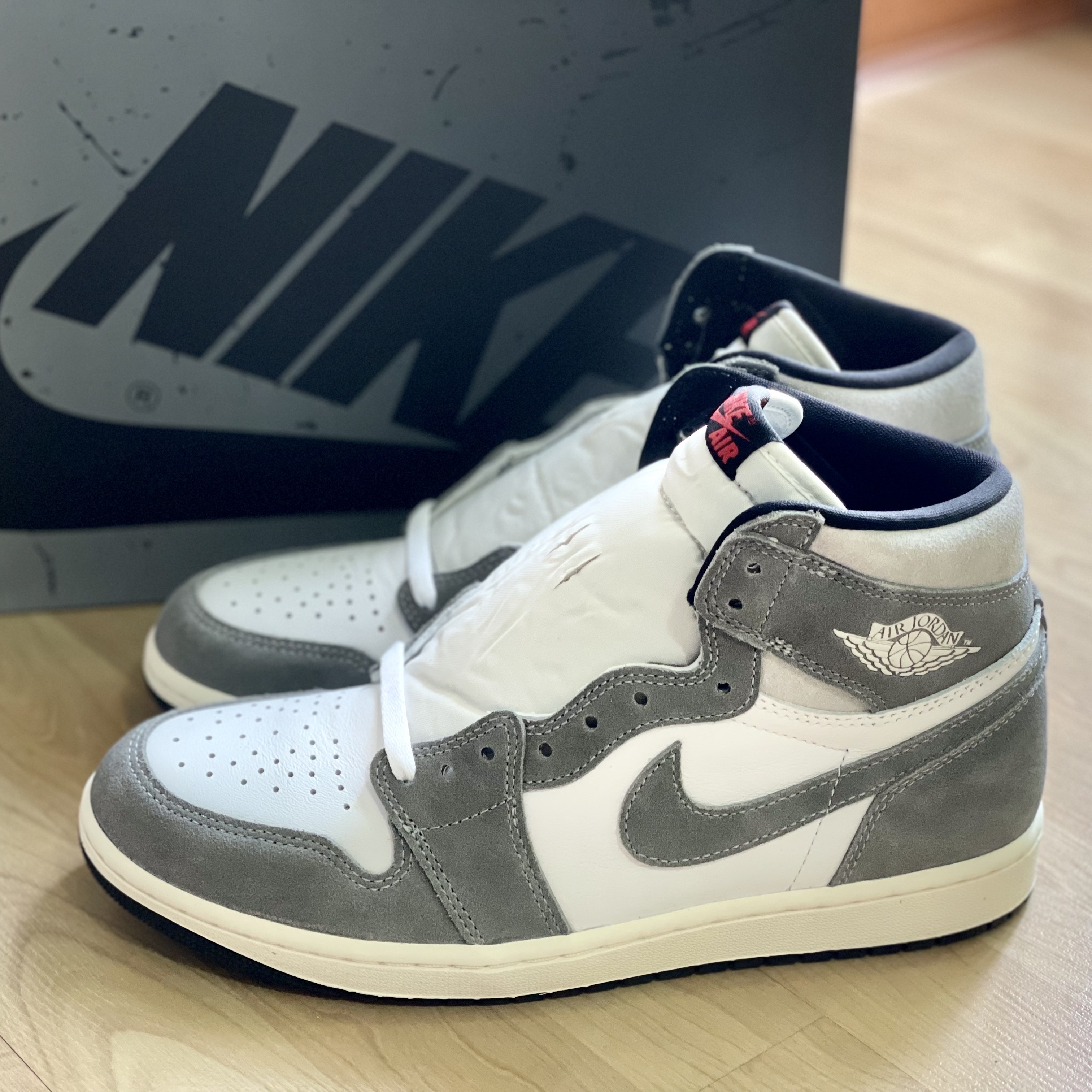 Jordan 1 Retro High OG Black and Smoke Grey 착용 스타일 - 1