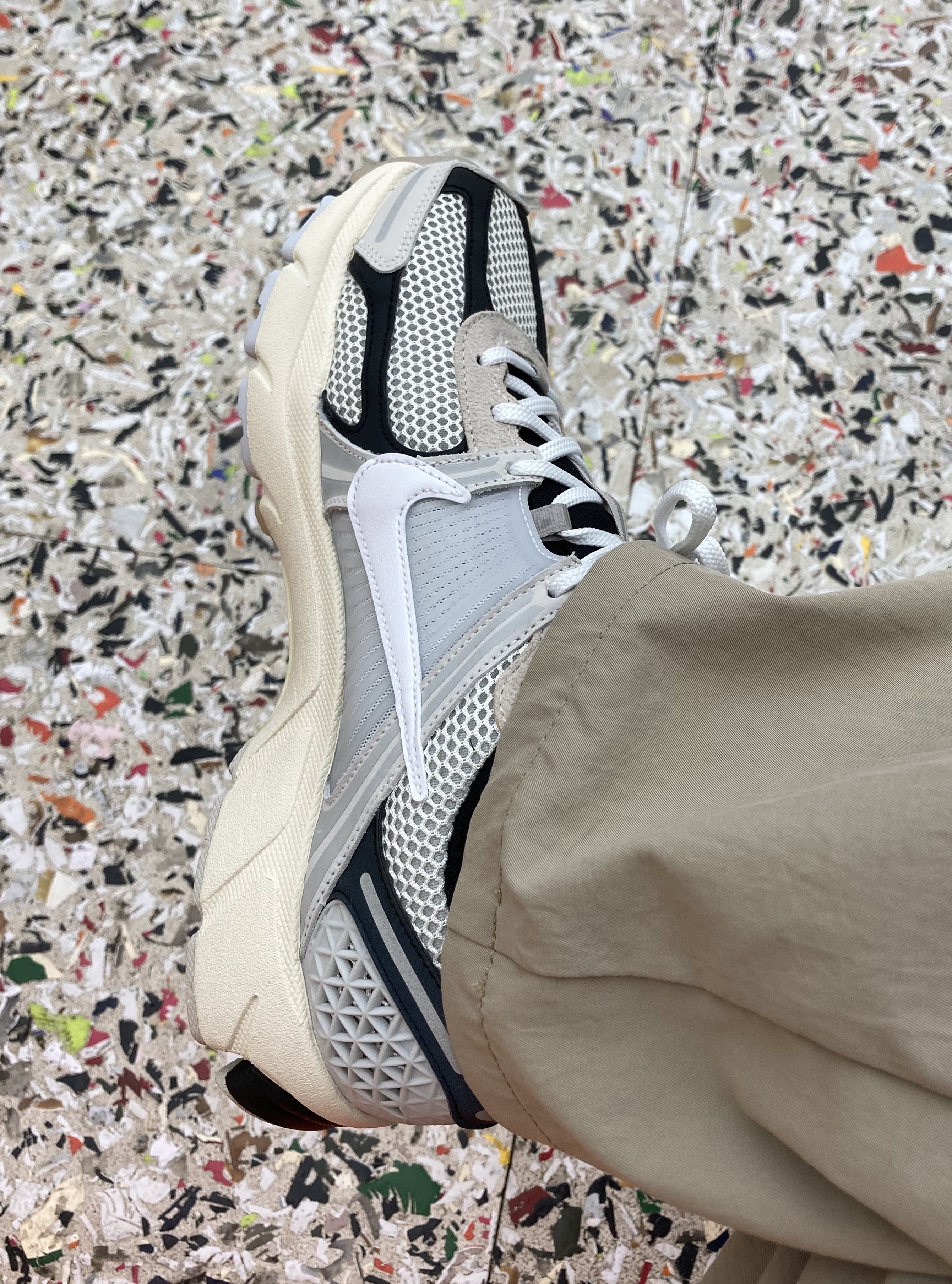 Nike Zoom Vomero 5 Light Bone and Black 착용 스타일 - 2
