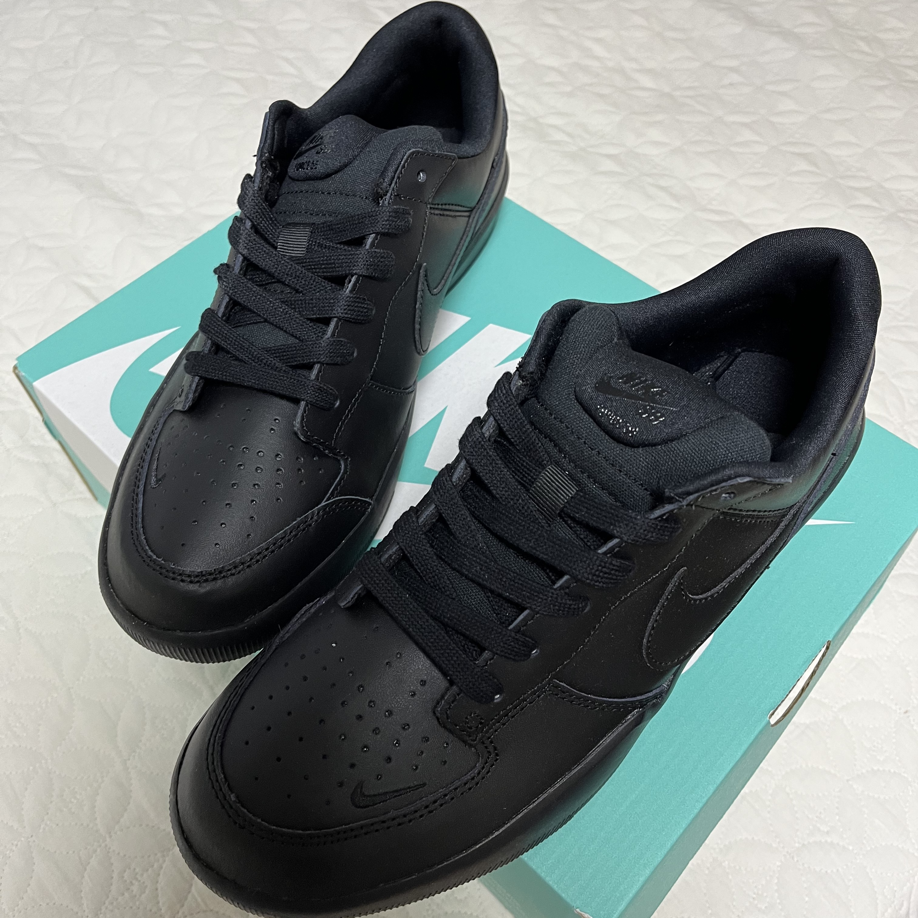 Nike SB Force 58 PRM Triple Black 착용 스타일
