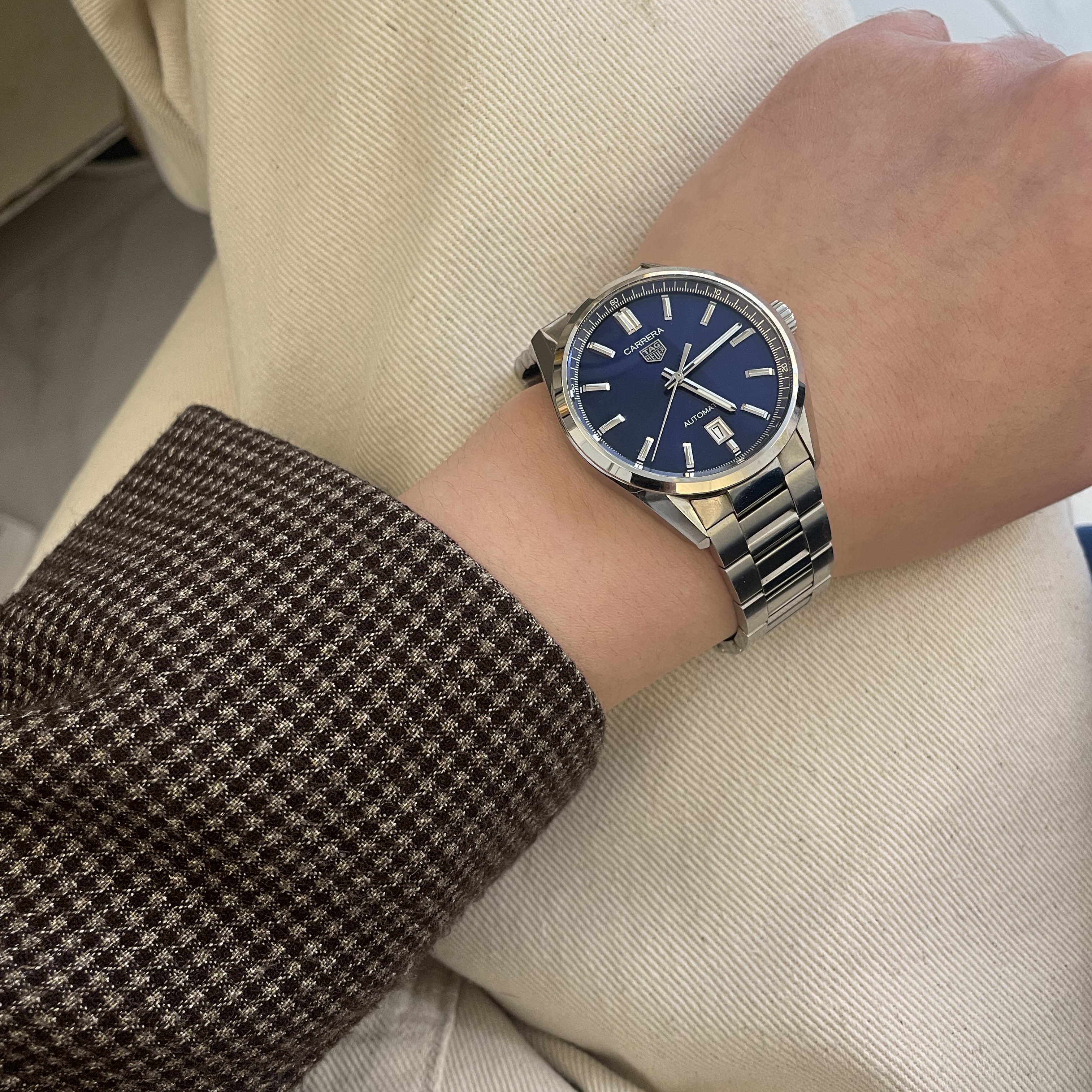 TAG Heuer Carrera Date Calibre 5 Automatic Steel Blue 착용 스타일 - 2