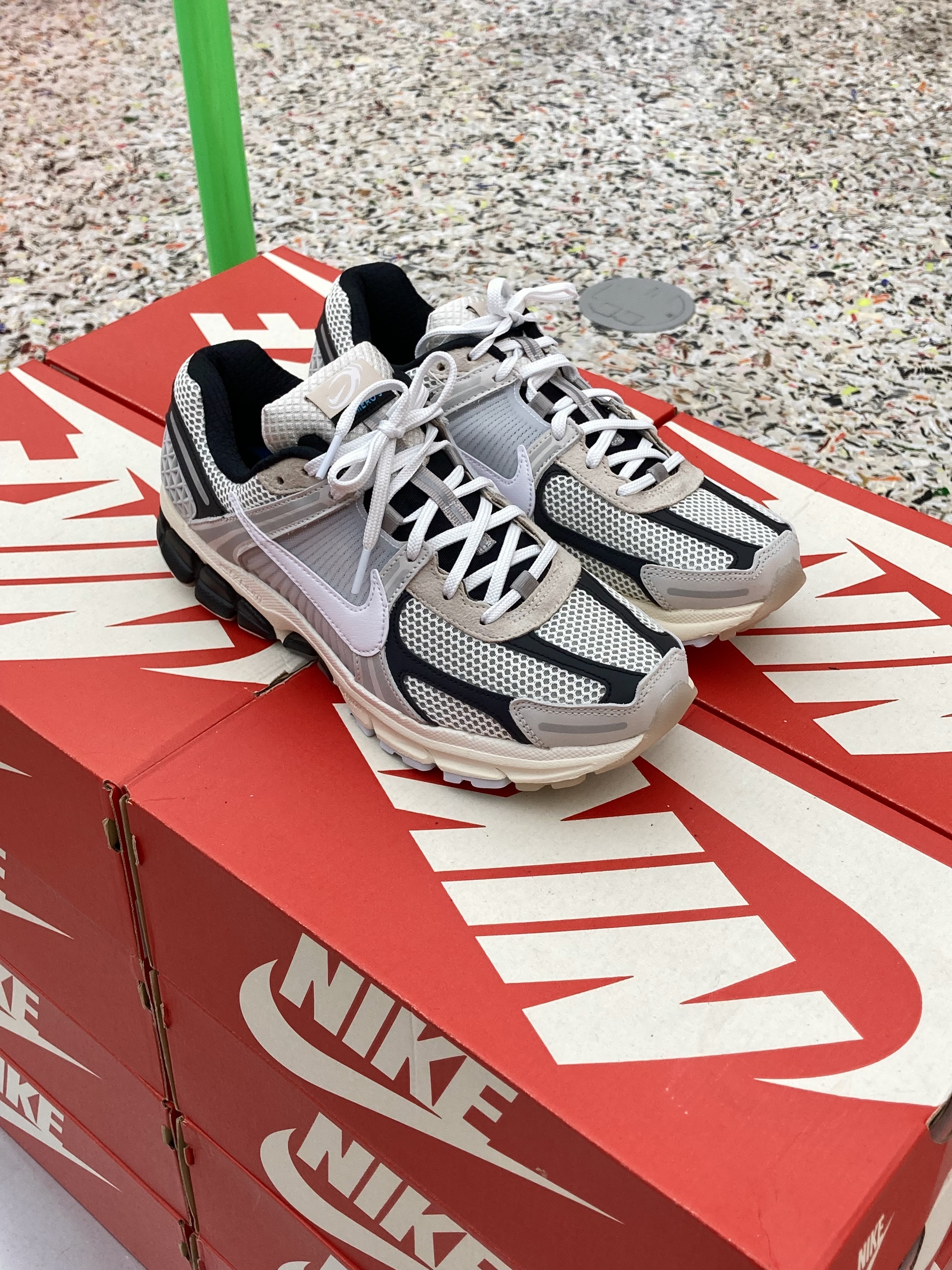 Nike Zoom Vomero 5 Light Bone and Black 착용 스타일 - 1