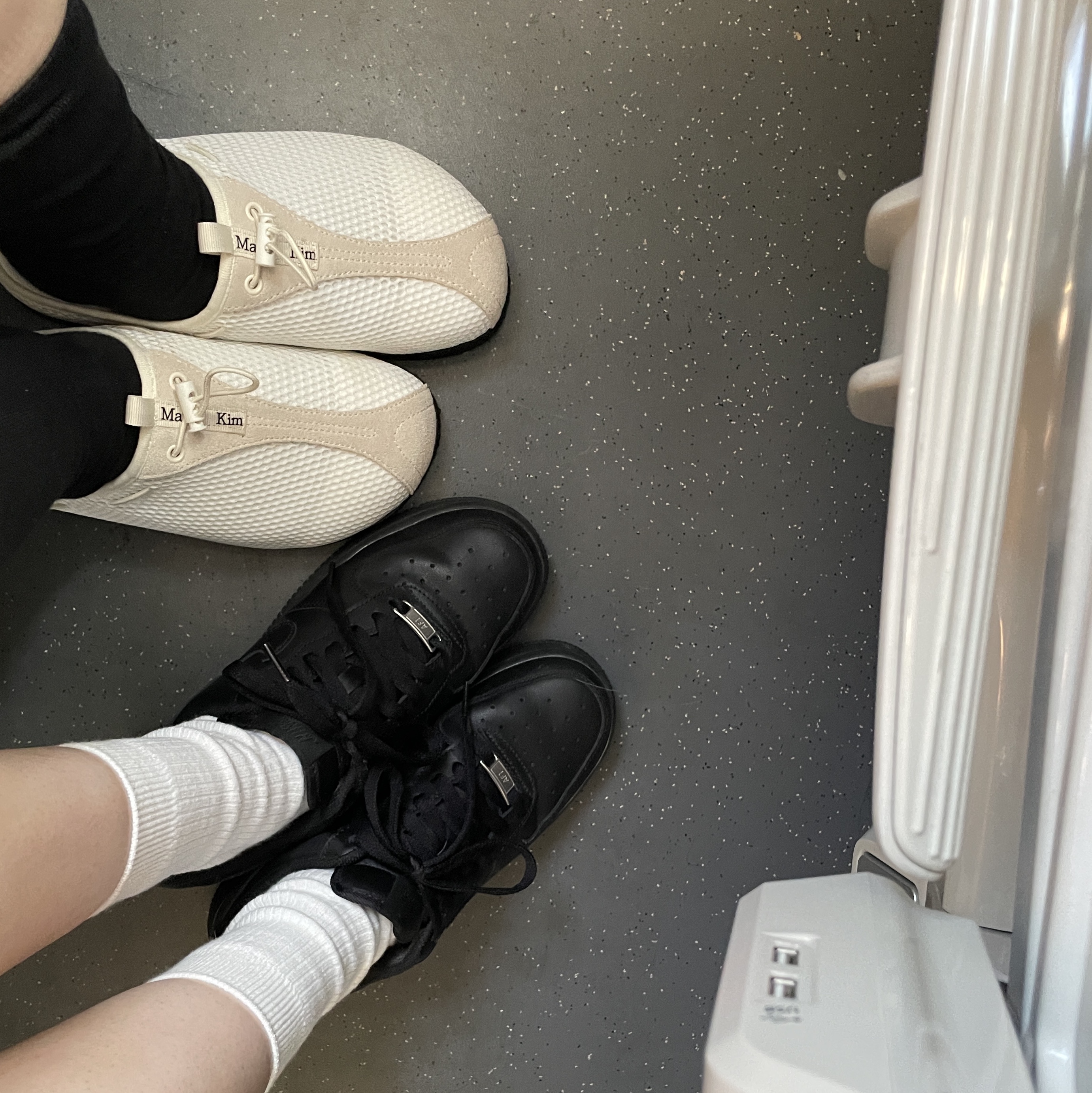 (W) Matin Kim Mesh Round Bloafer White, Nike Air Force 1 '07 Low Triple Black 착용 스타일
