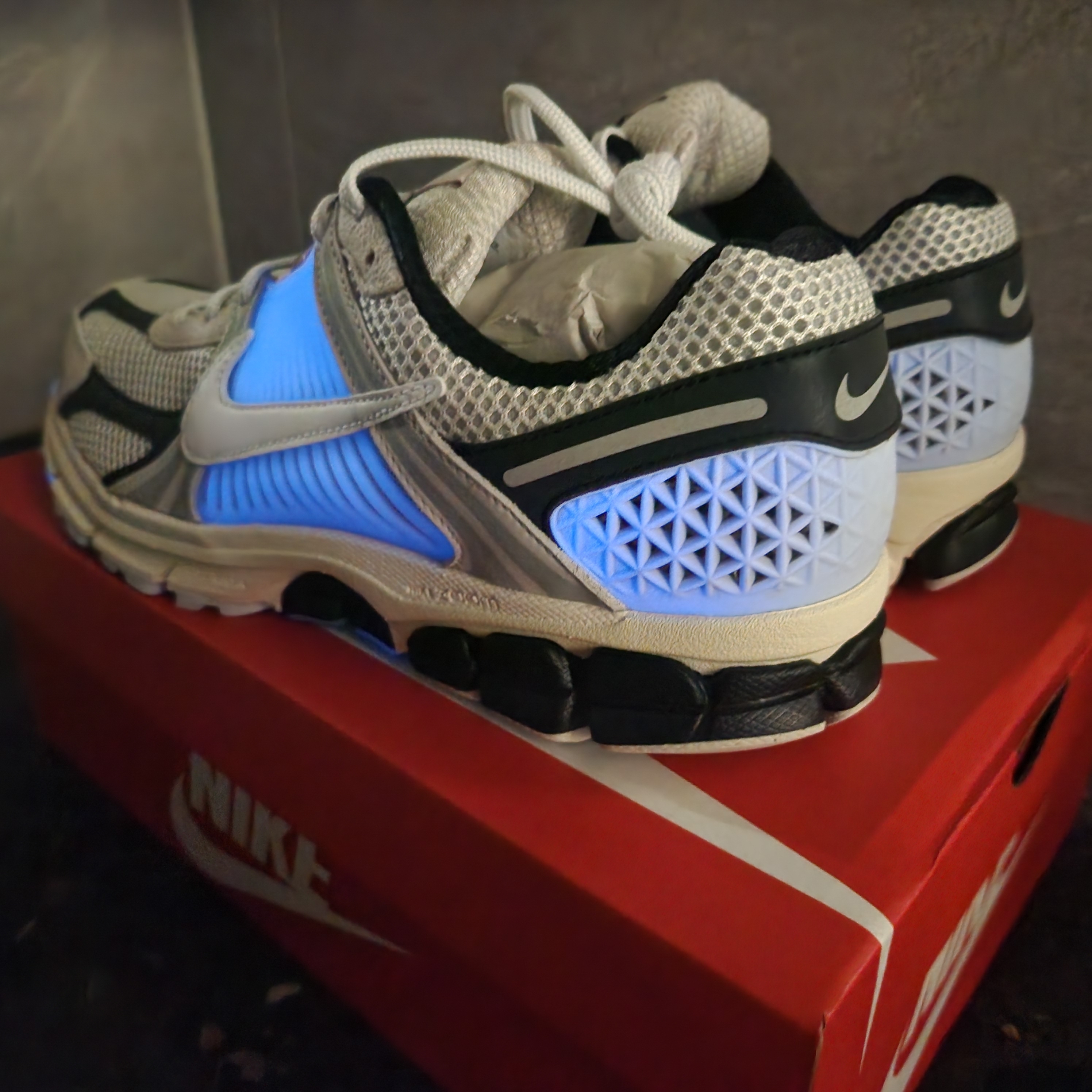 Nike Zoom Vomero 5 Light Bone and Black 착용 스타일 - 1