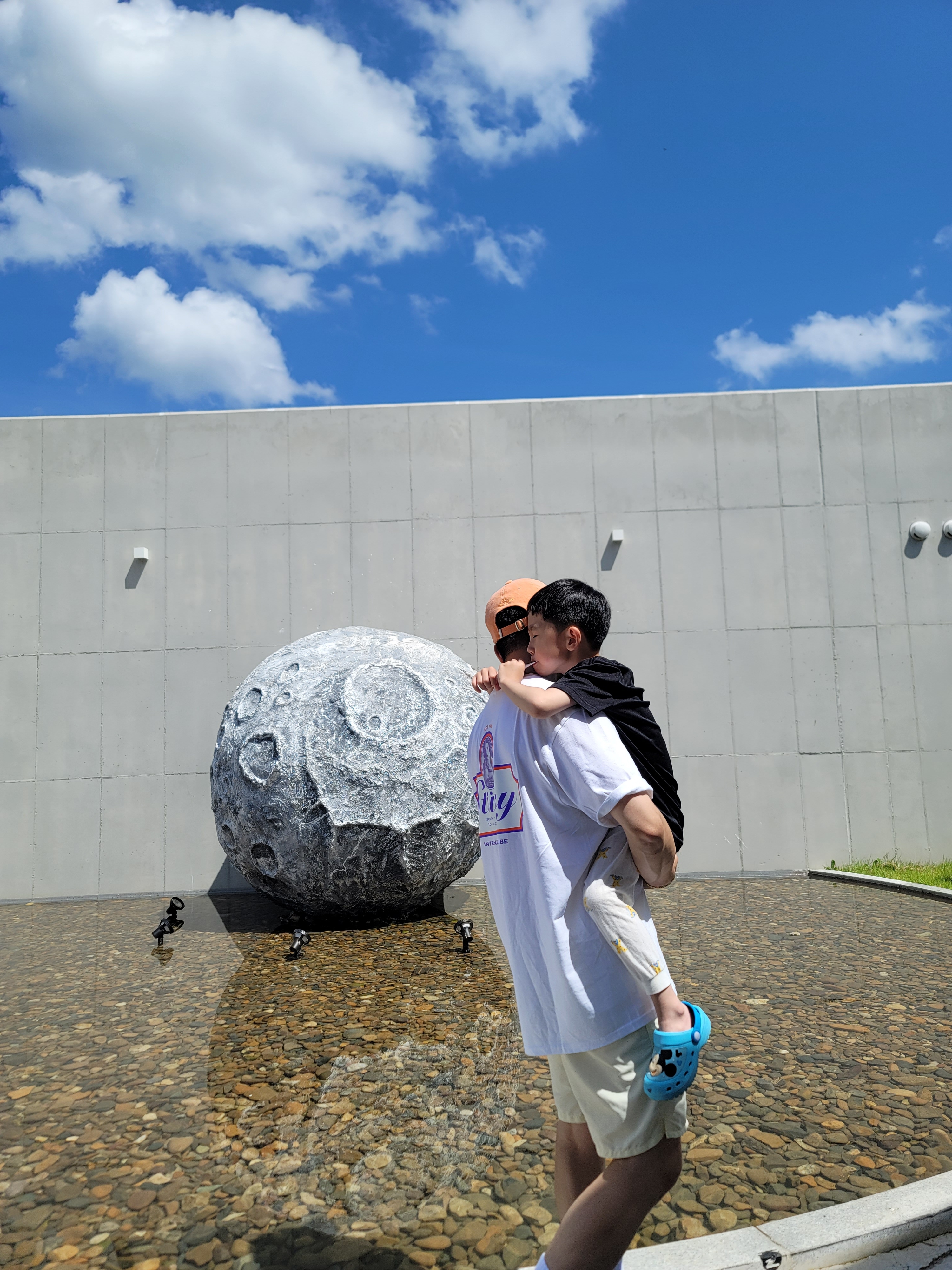 Stussy Authentic T-Shirt White, Stussy Big Basic Water Shorts Cream 착용 스타일