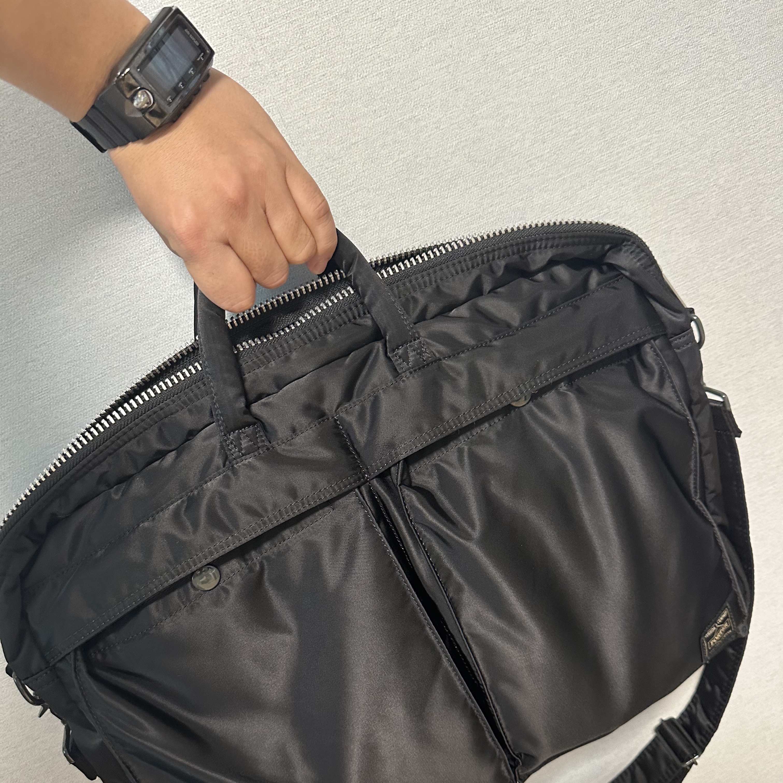 Porter Tanker 2Way Briefcase Black 착용 스타일
