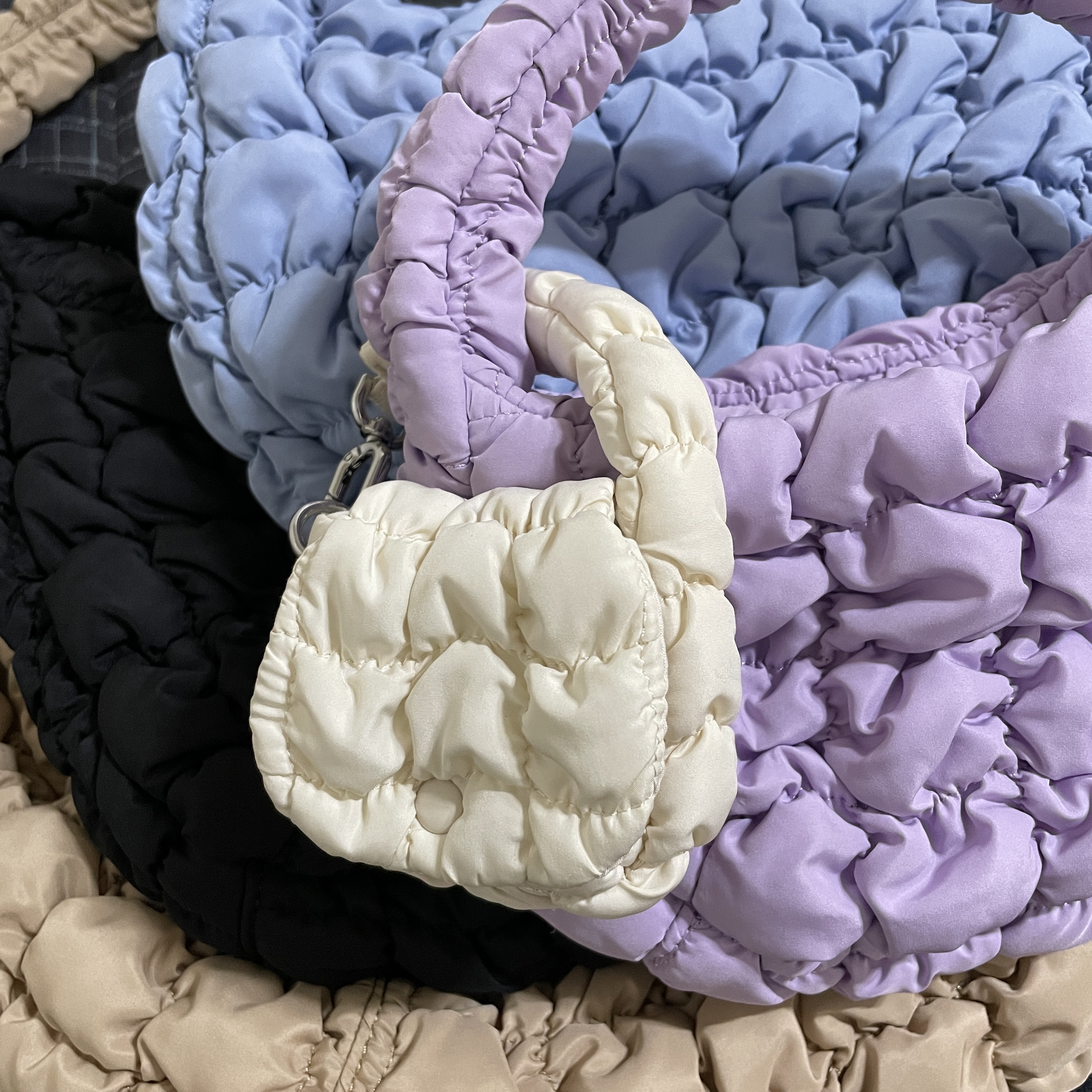 COS Quilted Oversized Shoulder Bag Beige, COS Quilted Messenger Bag Black 착용 스타일 - 2