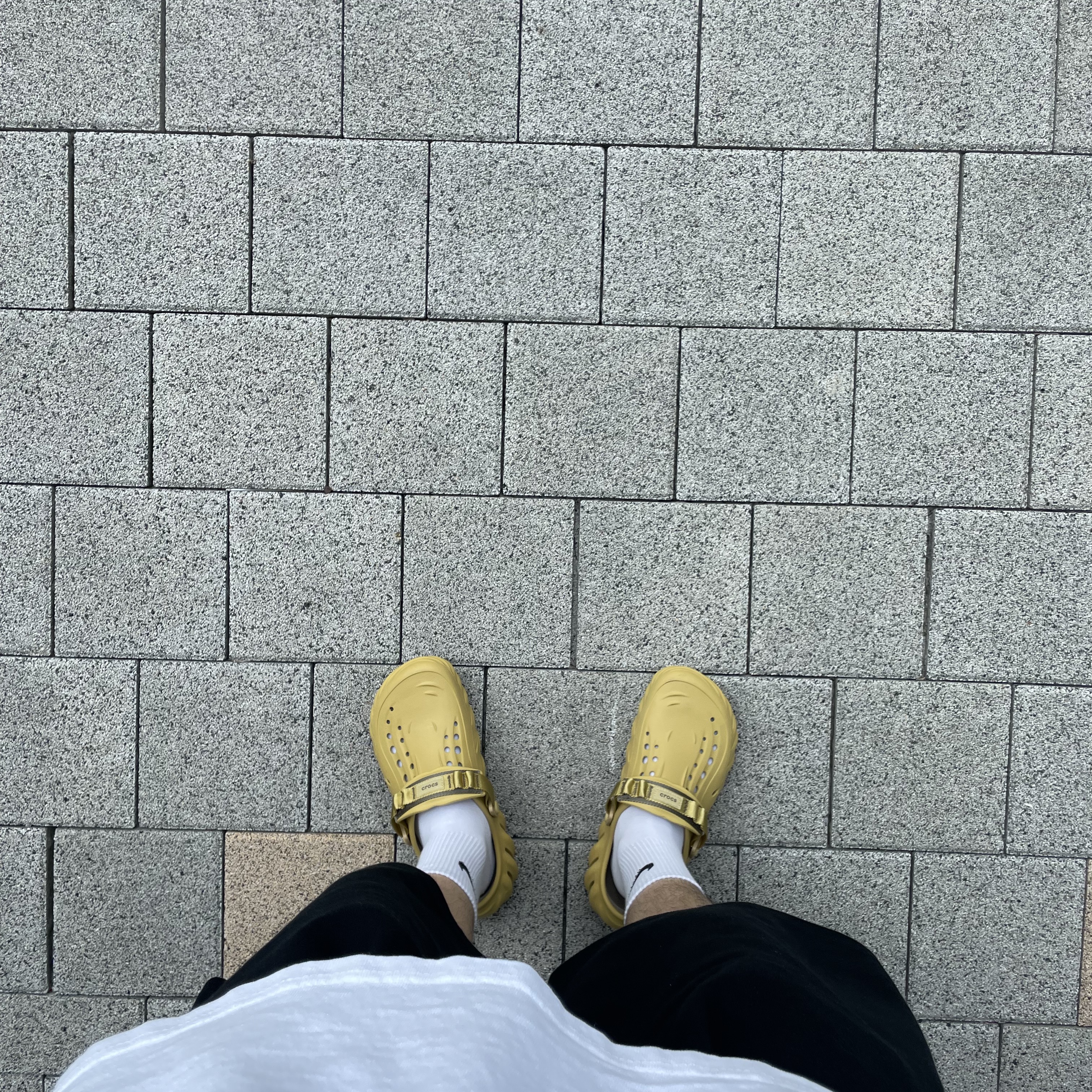 Crocs Echo Clog Desert Grass 착용 스타일