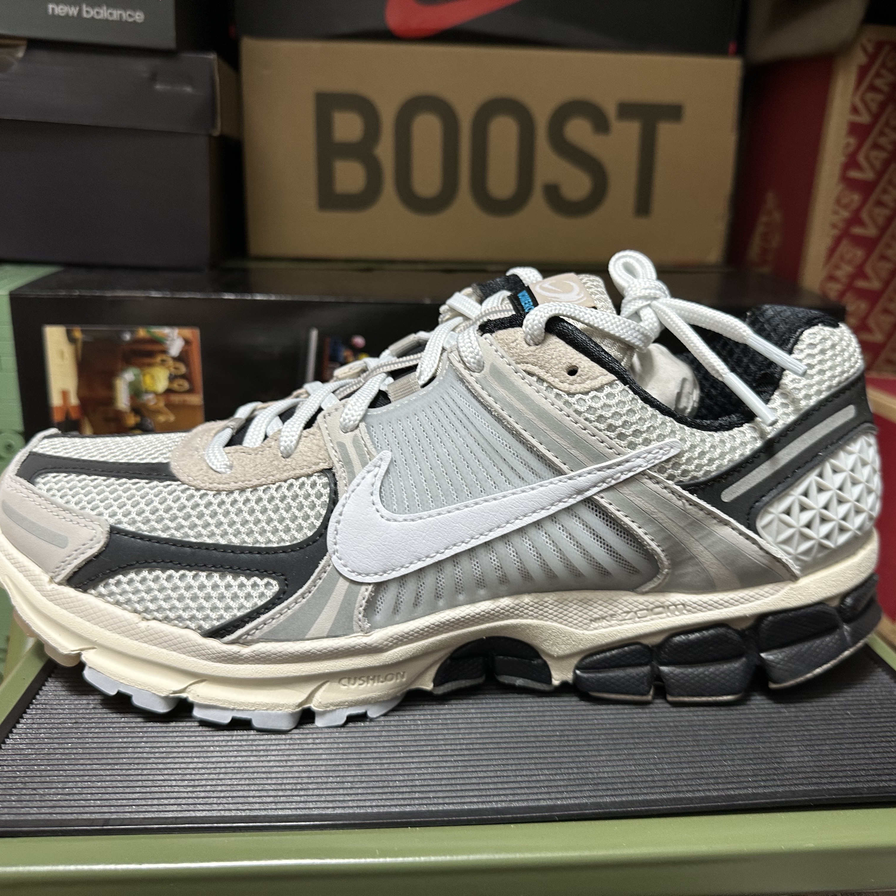 Nike Zoom Vomero 5 Light Bone and Black 착용 스타일