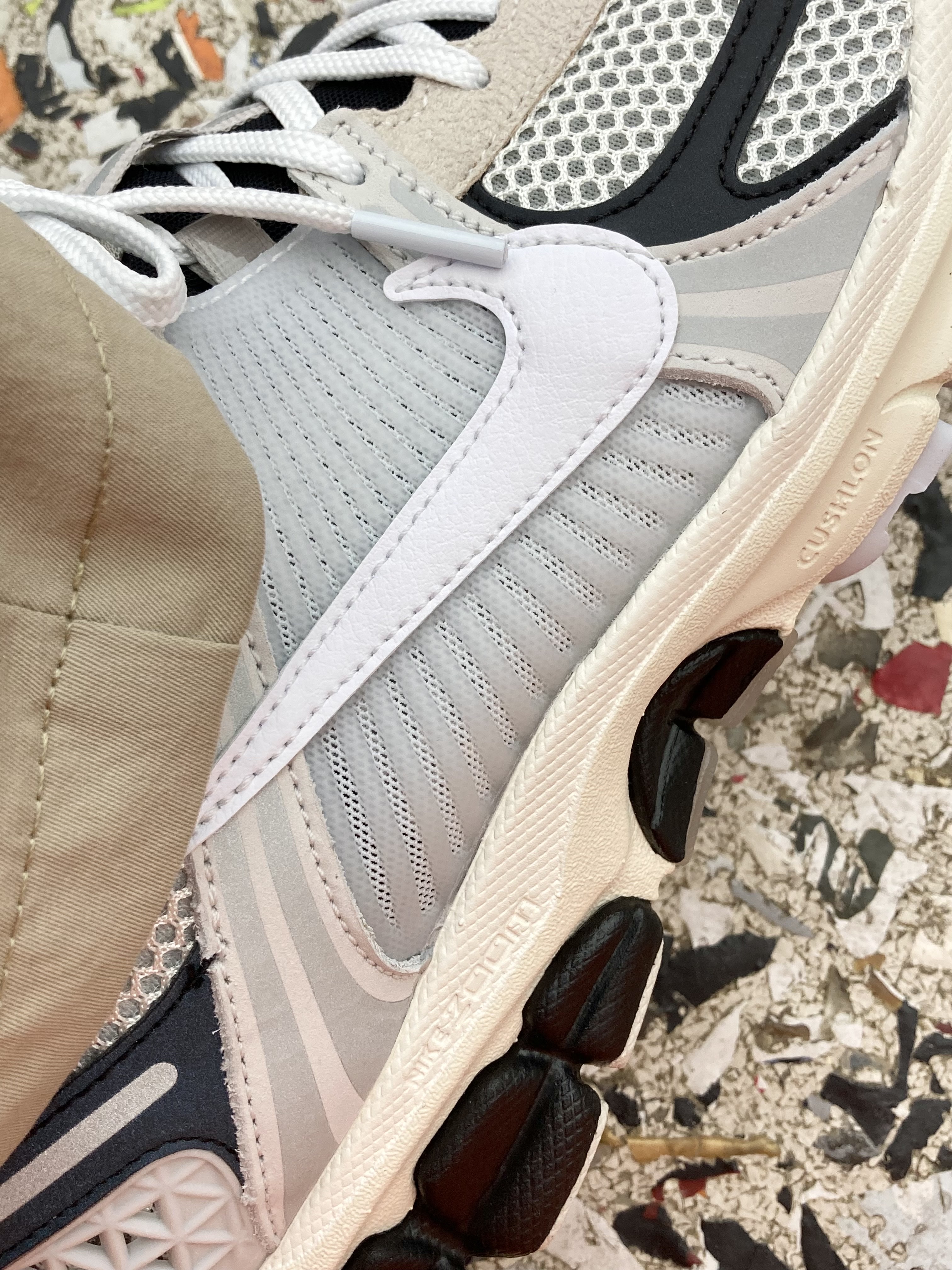 Nike Zoom Vomero 5 Light Bone and Black 착용 스타일 - 4