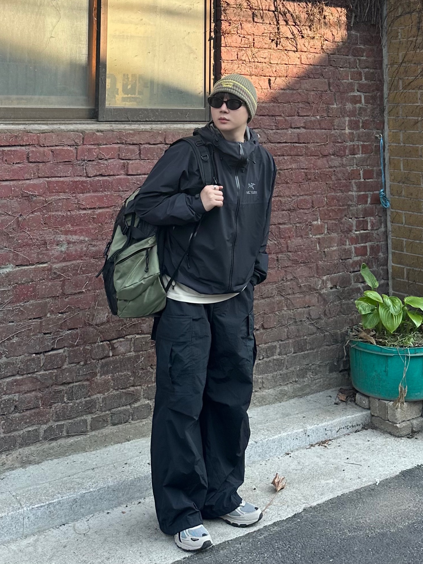 Arc'teryx Beta SL Hybrid Jacket Black, Asics Gel-Venture 6 Feather Grey Black 착용 스타일 - 1