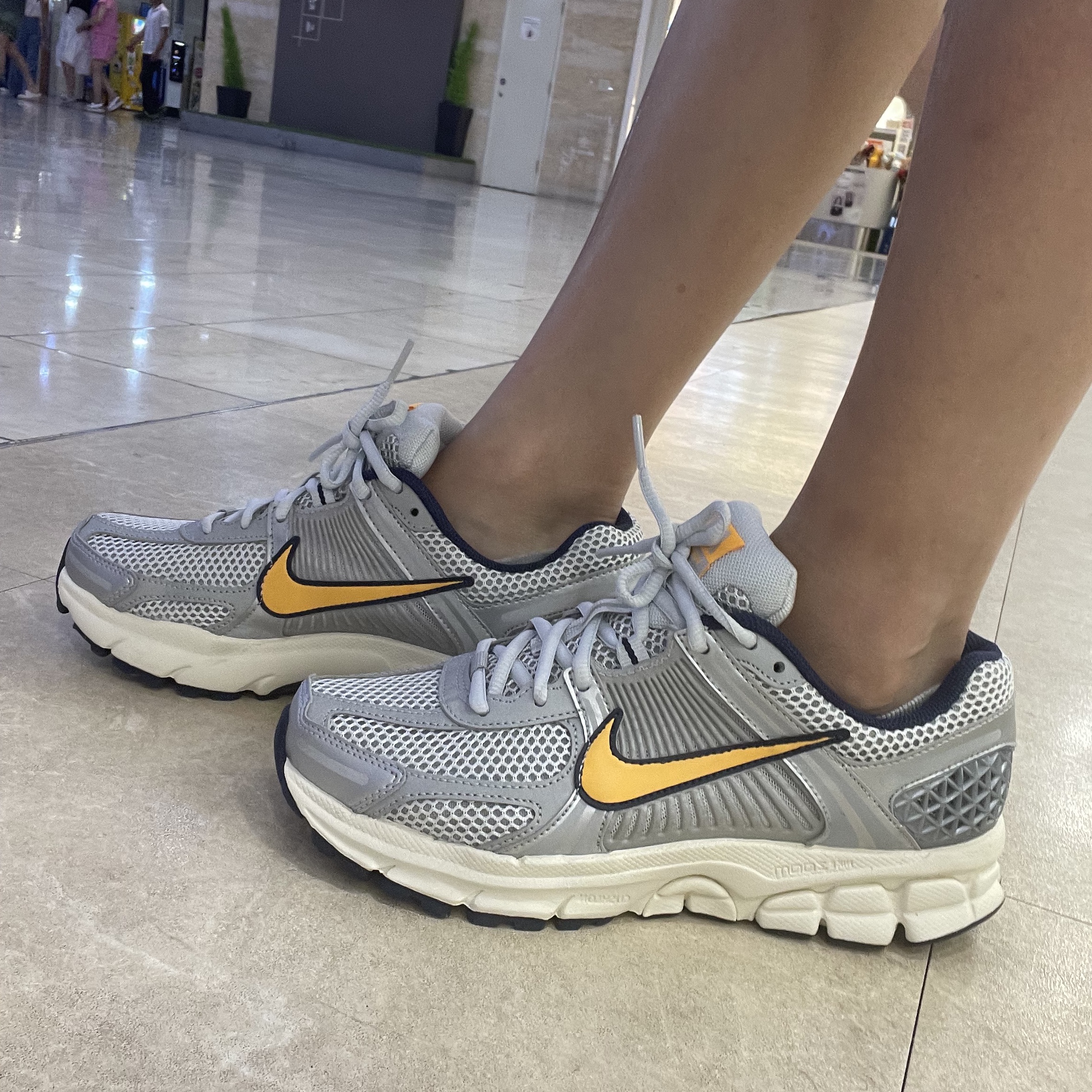 Nike Zoom Vomero 5 Pure Platinum and Laser Orange 착용 스타일