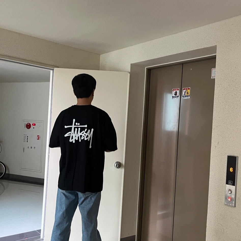 Stussy Basic Stussy T-Shirt Black 2022 착용 스타일 - 1
