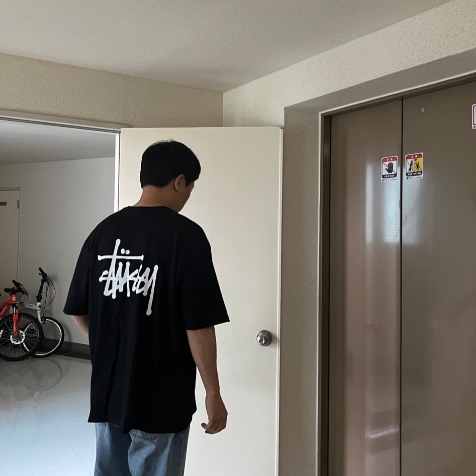 Stussy Basic Stussy T-Shirt Black 2022 착용 스타일 - 2